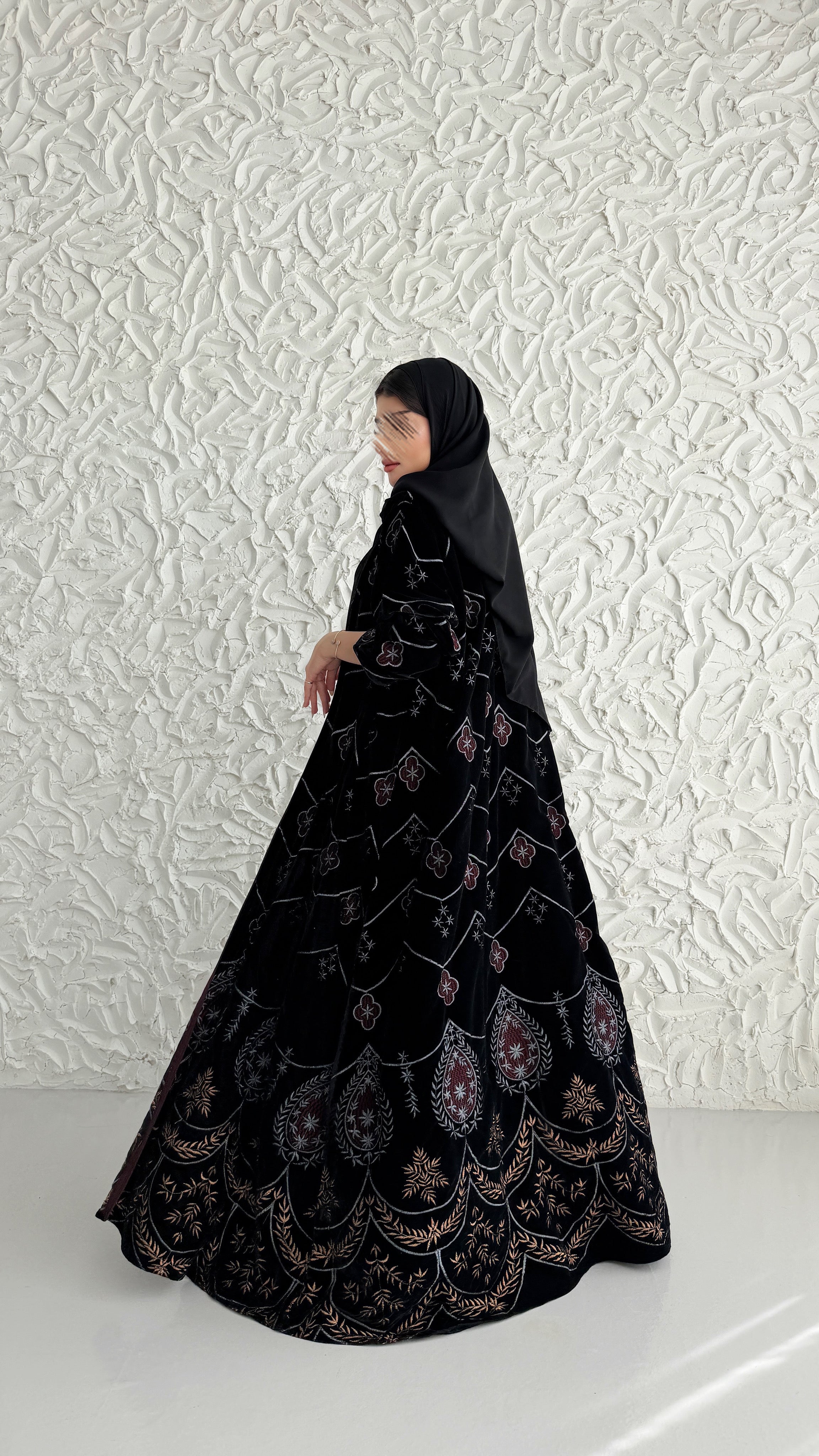 MWE909 - عباية مخمل مع تطريز