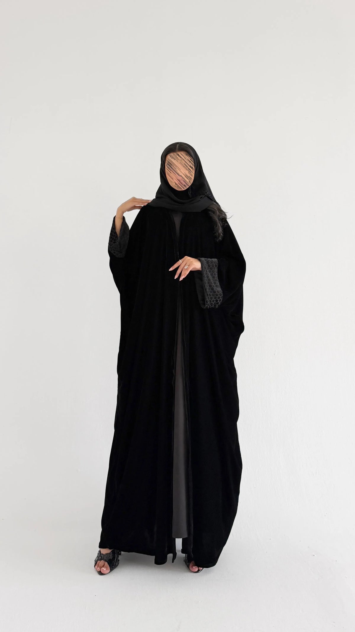 MWT2181 - عبايه مخمل بتدخيله لامعة سوداء - Aya