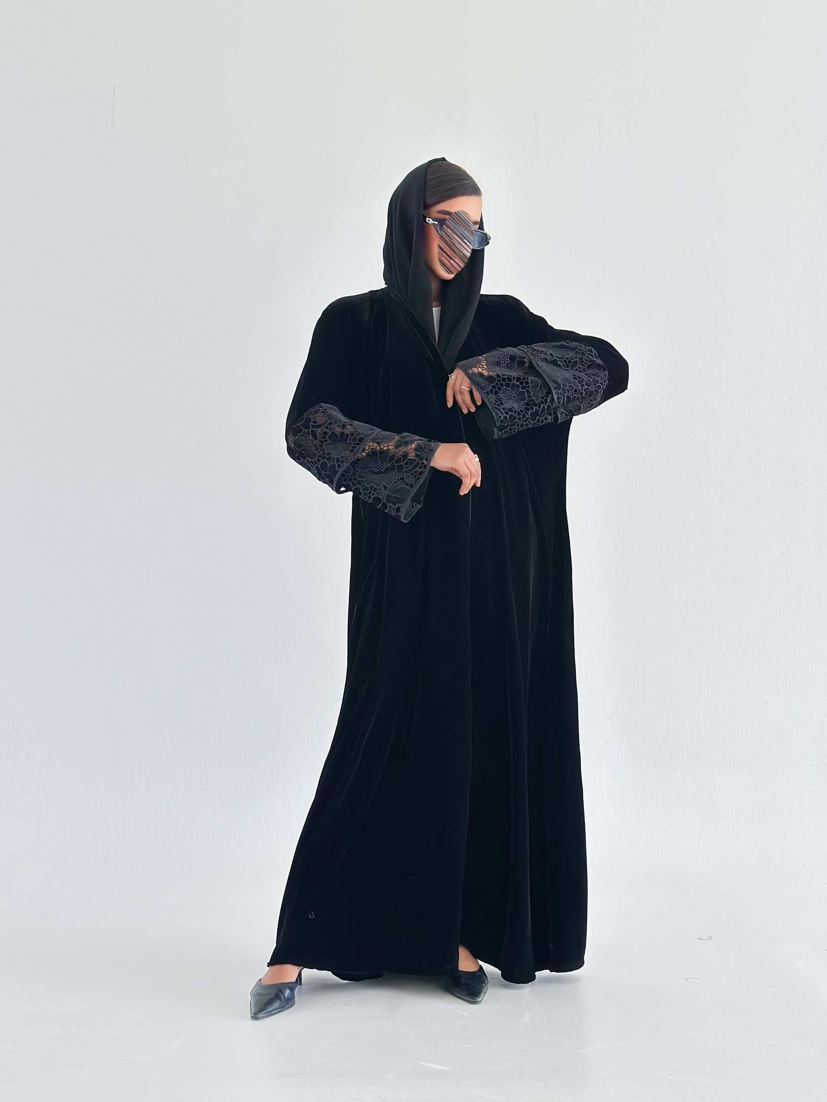 MWT575 - عباية مخمل بأكمام دانتيل - Aya