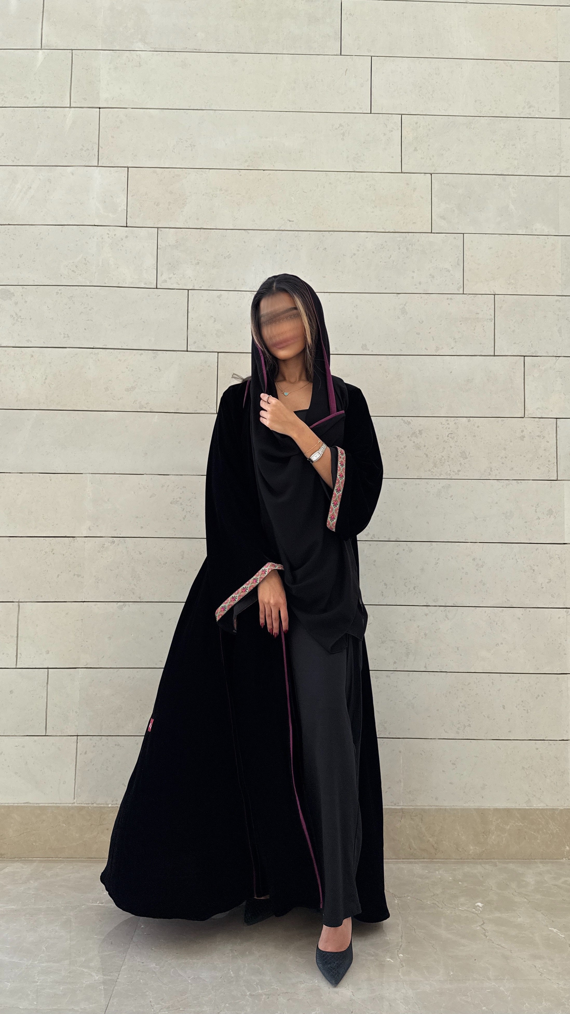 MWT565 - عباية مخمل أسود بخطوط بنفسجية مع تطريز بنفسجي - Aya