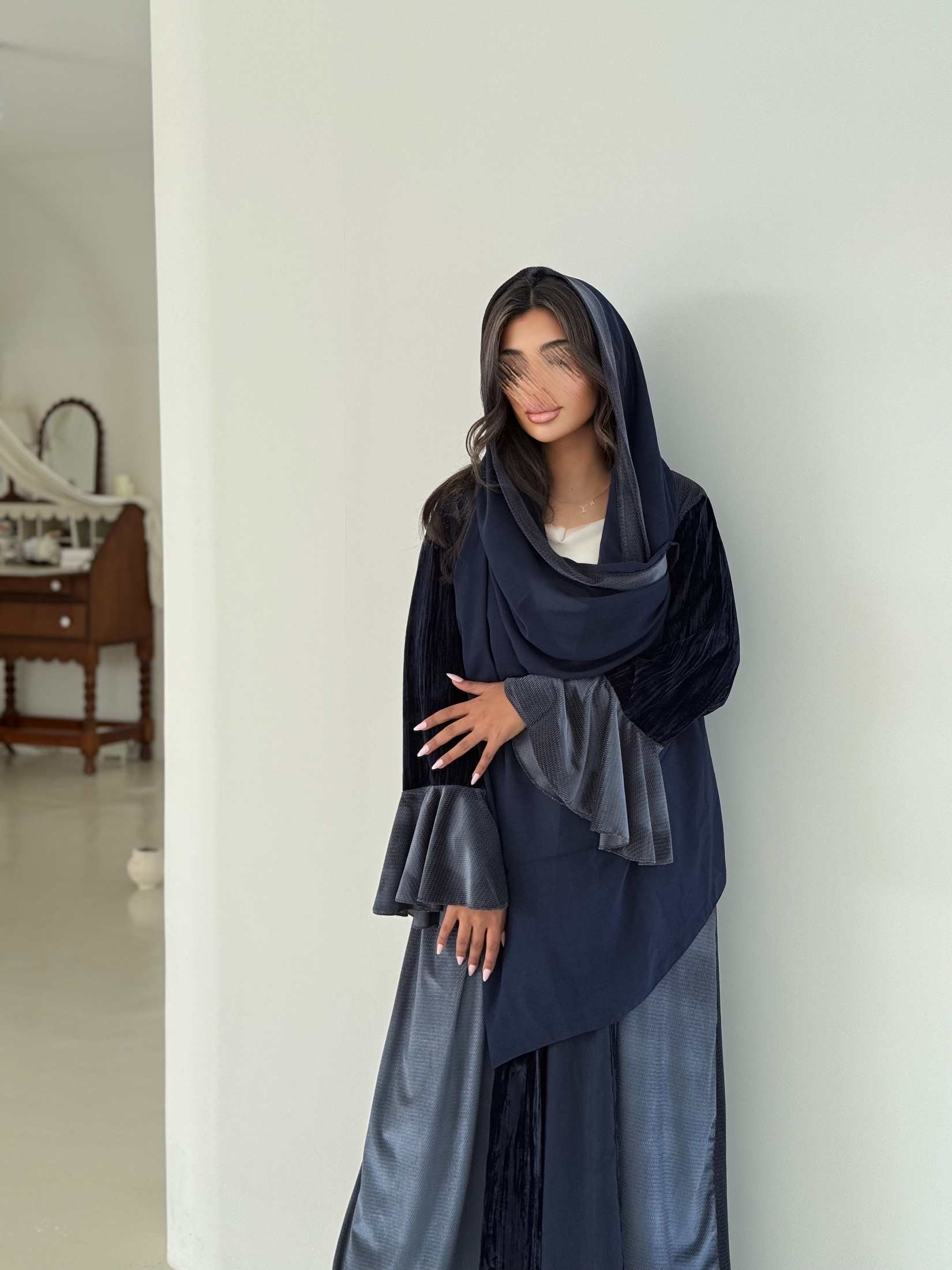 MWT966 - عبايه مخمل مع تدخيلة مخمل سترتش من الاجناب والاكمام - Aya