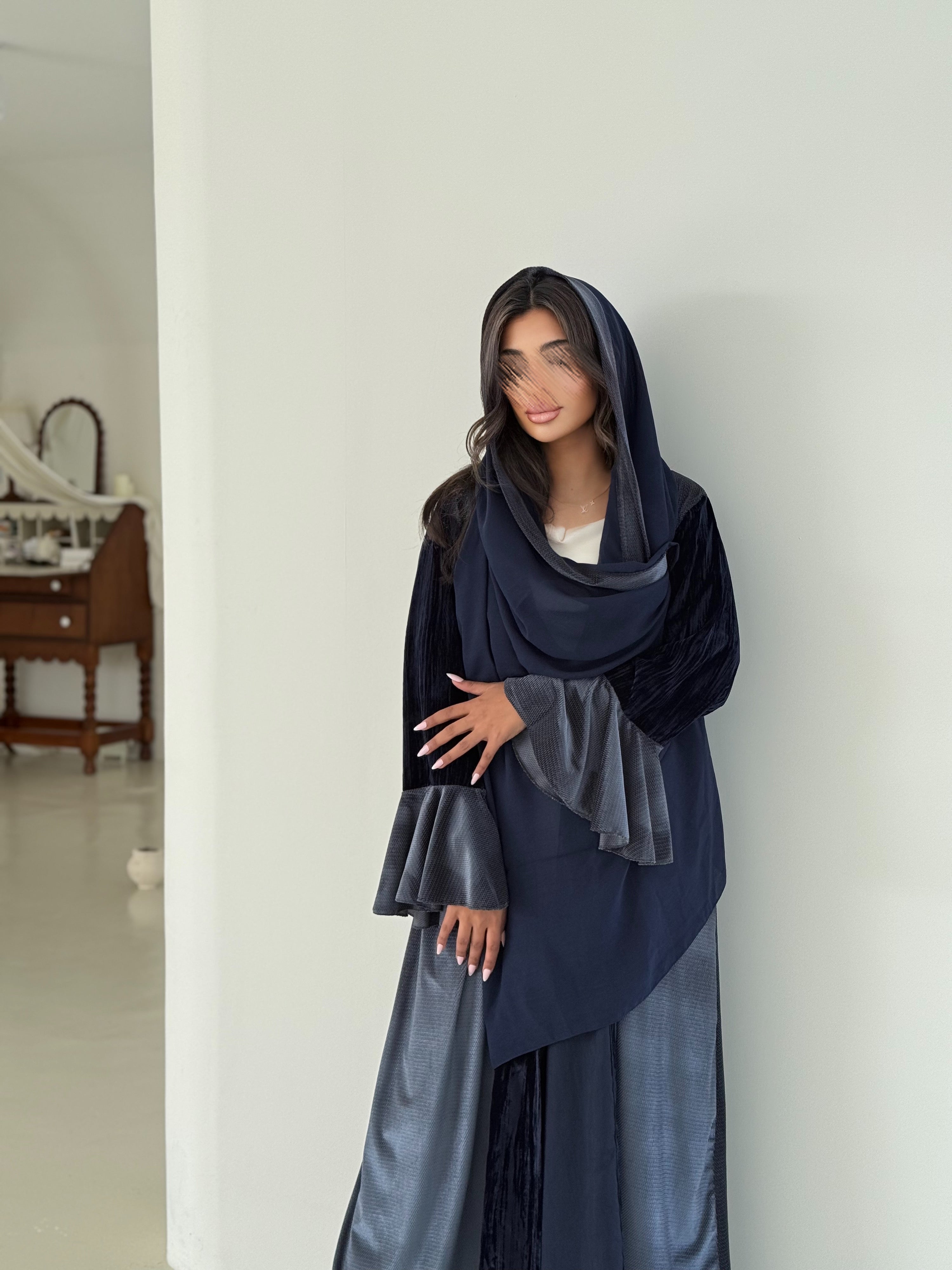 MW645 - Light Crepe Standing with Jacquard Half-Cloche