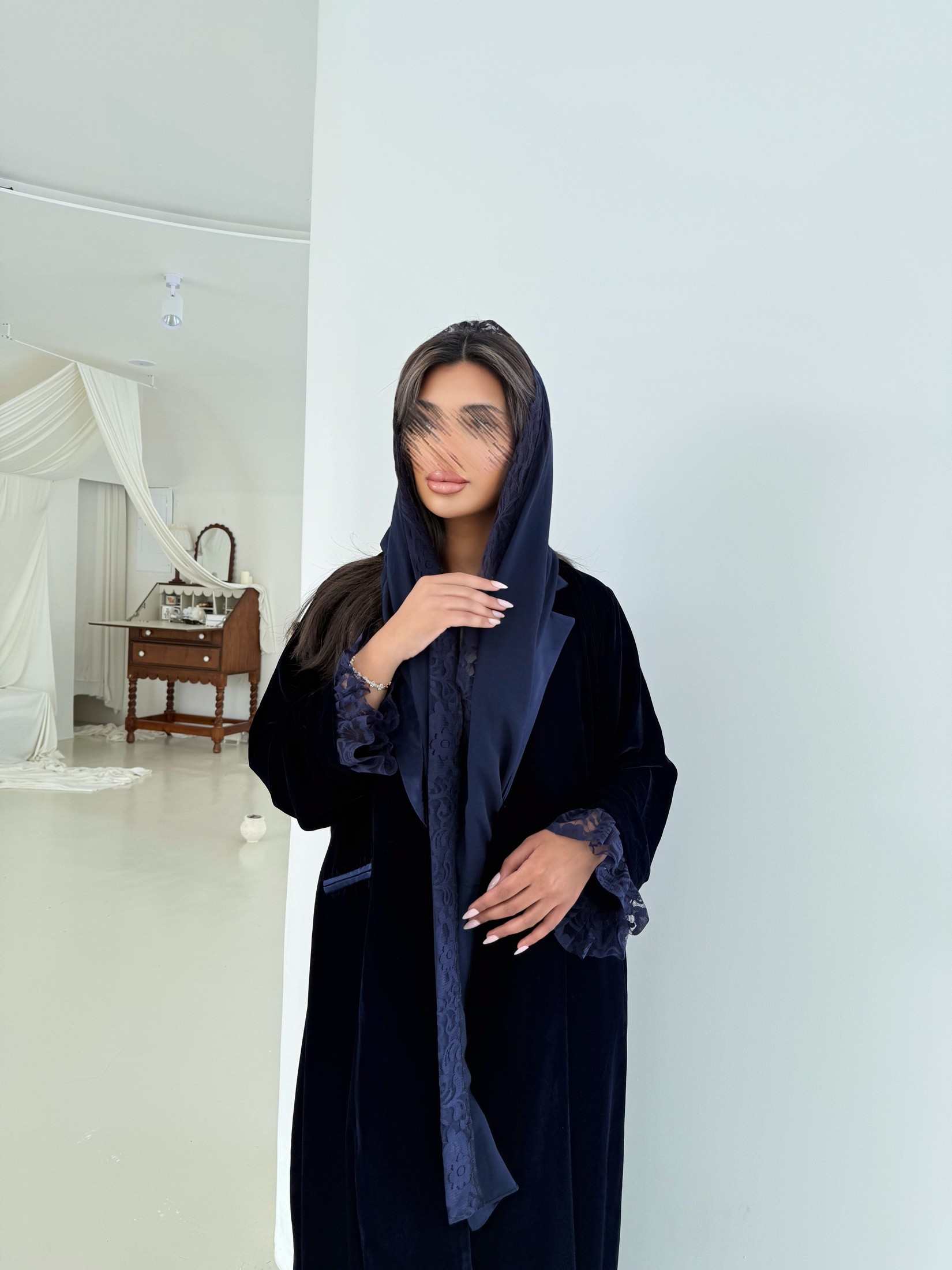 MWT975 - عباية مخمل مع تدخيله دانتيل بالاكمام - Aya