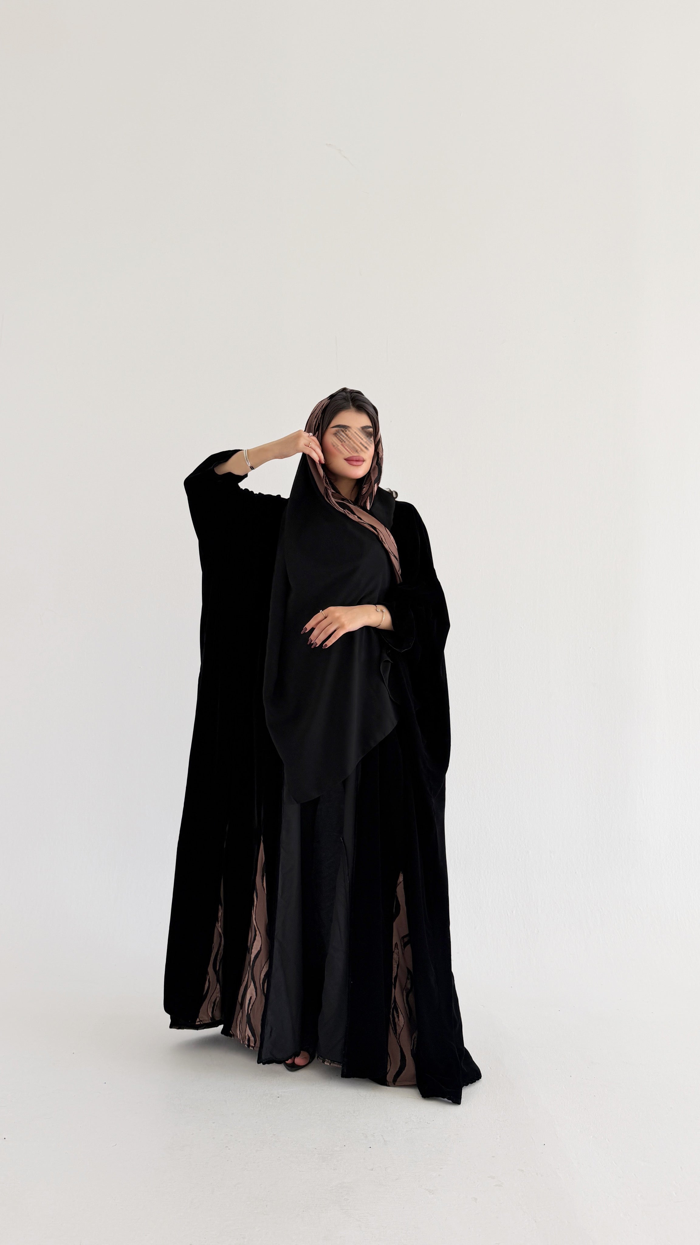 MW1850 - عباية مخمل راقية مع قصات من الاسفل واضافة خامة اشيفون مخمل لتعطي اطلالة راقية وعصرية - Aya