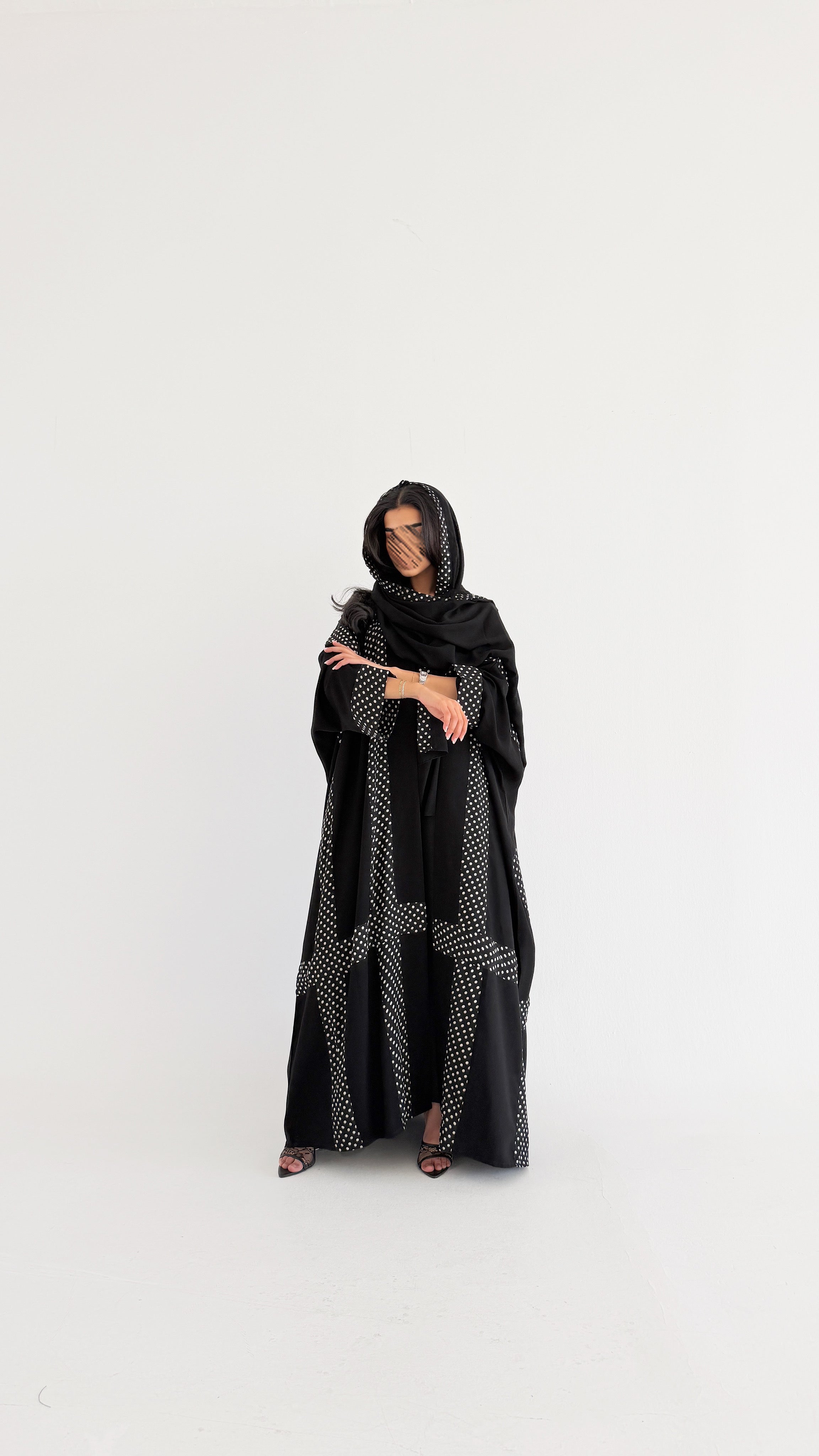 MWT1341 - عباية اسود مع تدخيلة منقط - Aya