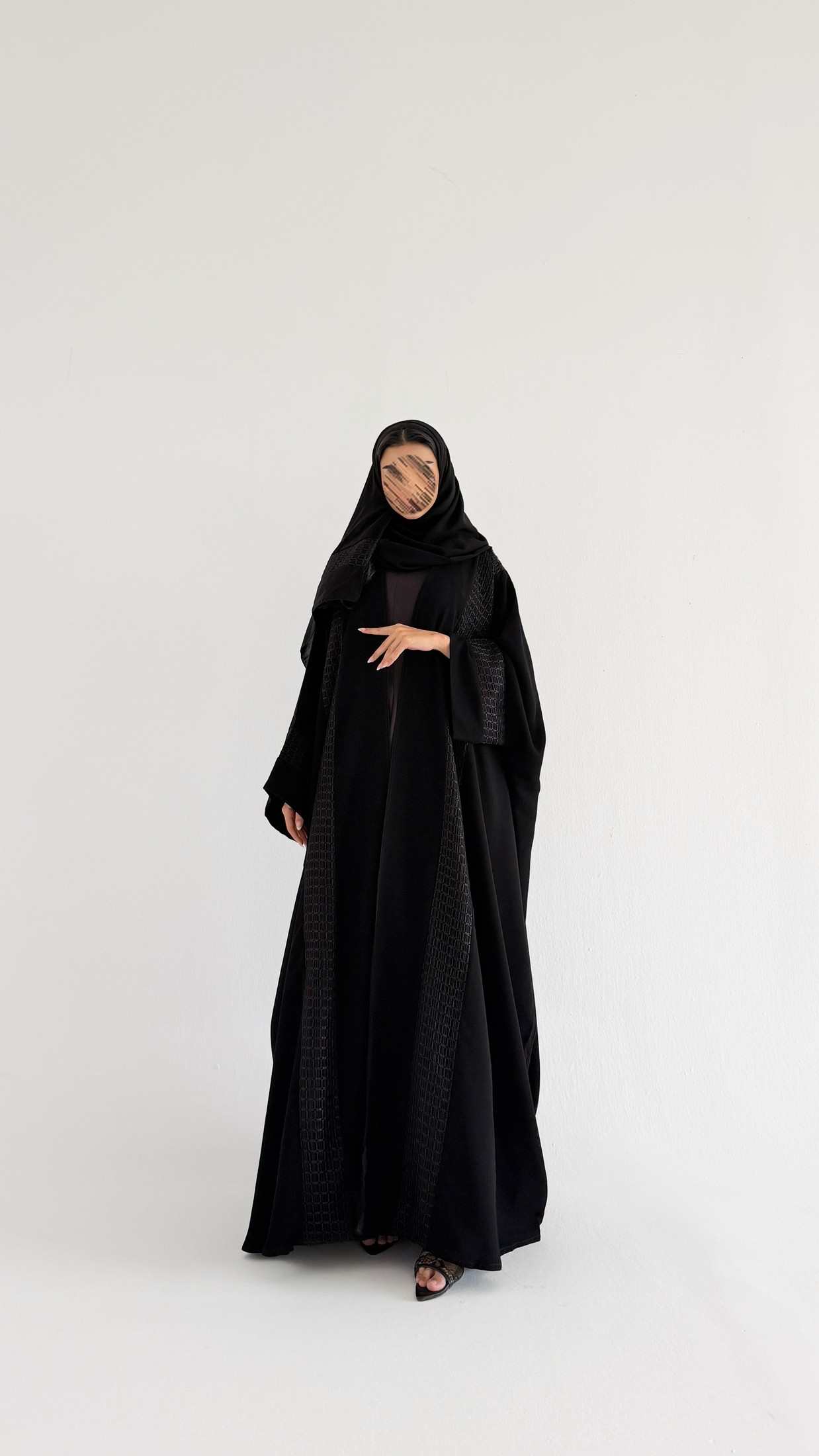 MWT5190 - عباية اسود ناعمة و يومية مع تدخيلات دانتيل - Aya
