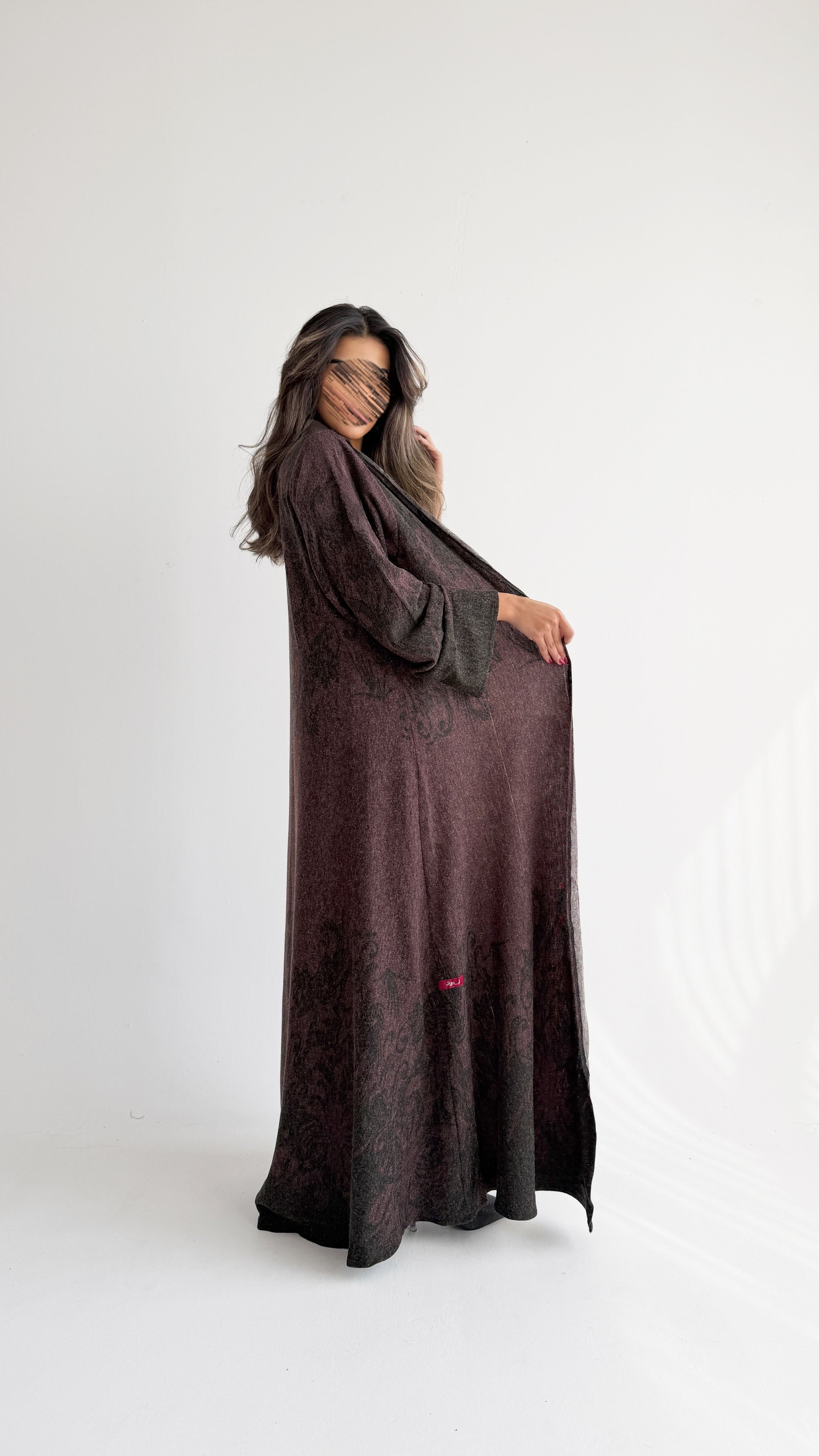 MW1855 - عباية مخمل كاملة طباعة برسمات راقية ودافئي - Aya