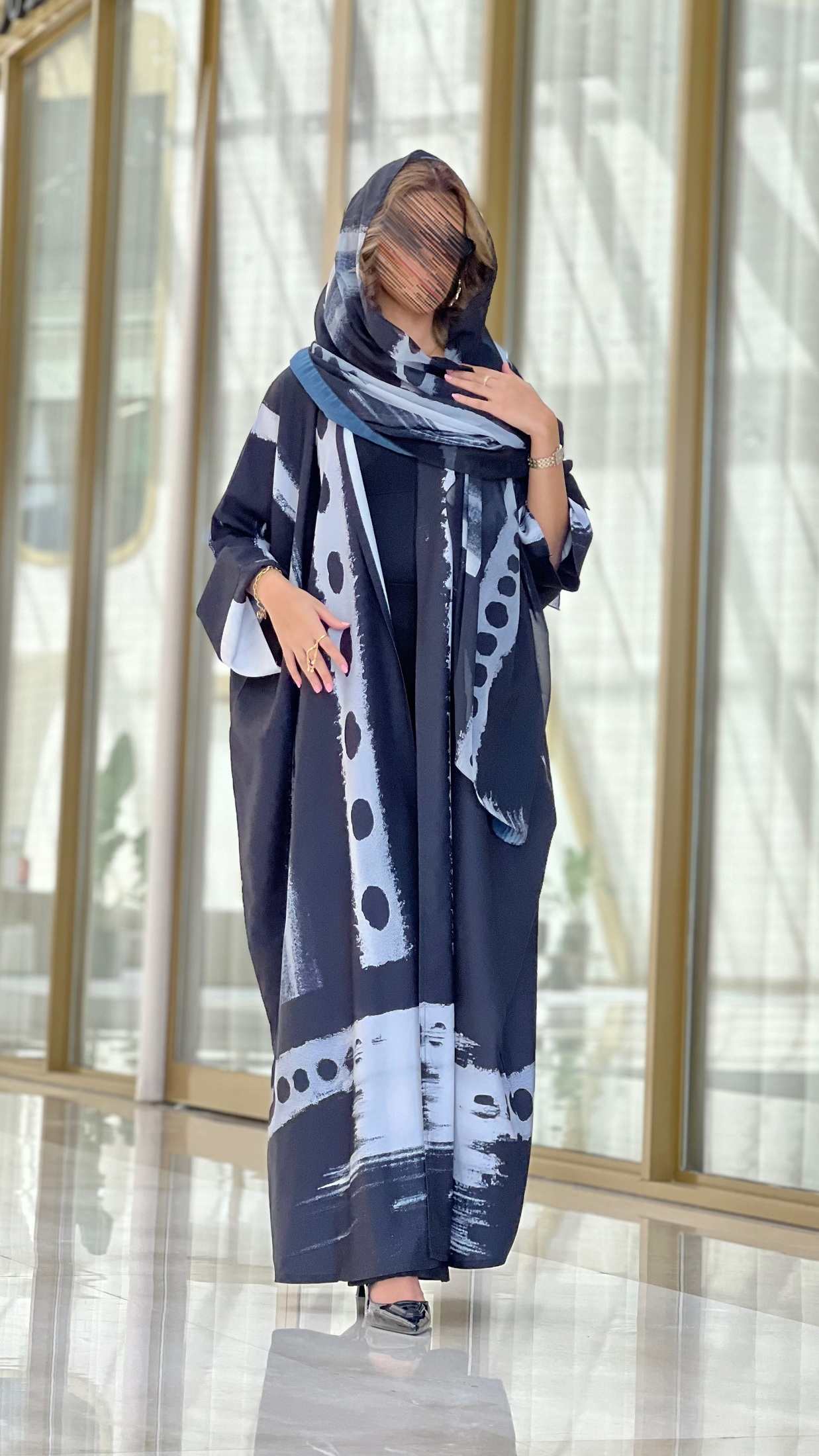 MWT330  - عباية طباعة حرير ابيض واسود - Aya