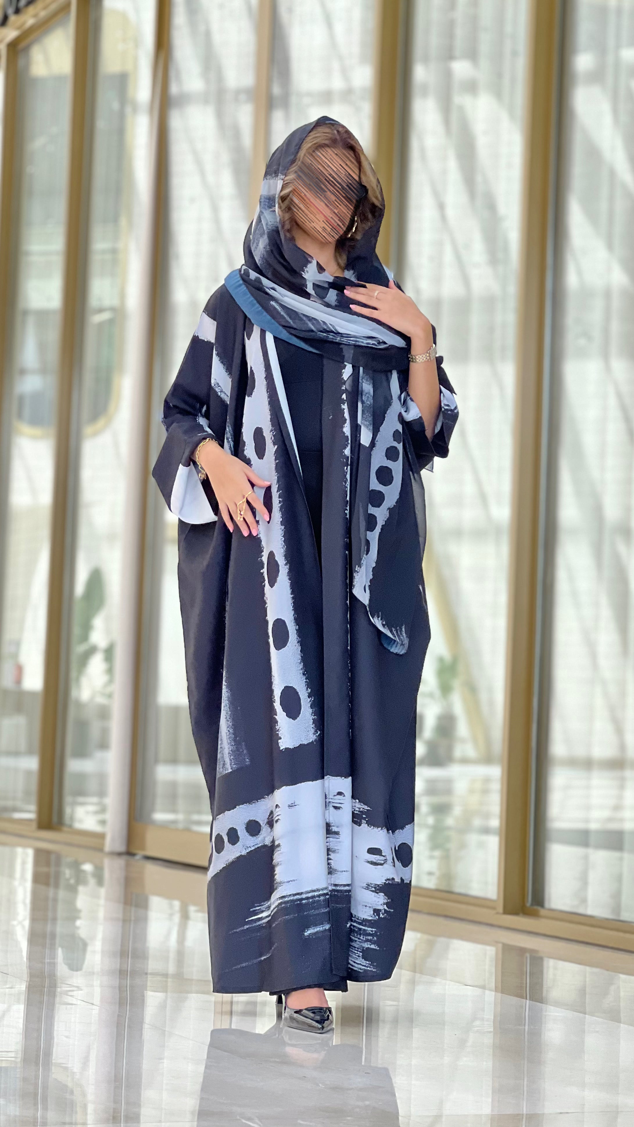 MWT330  - عباية طباعة حرير ابيض واسود - Aya