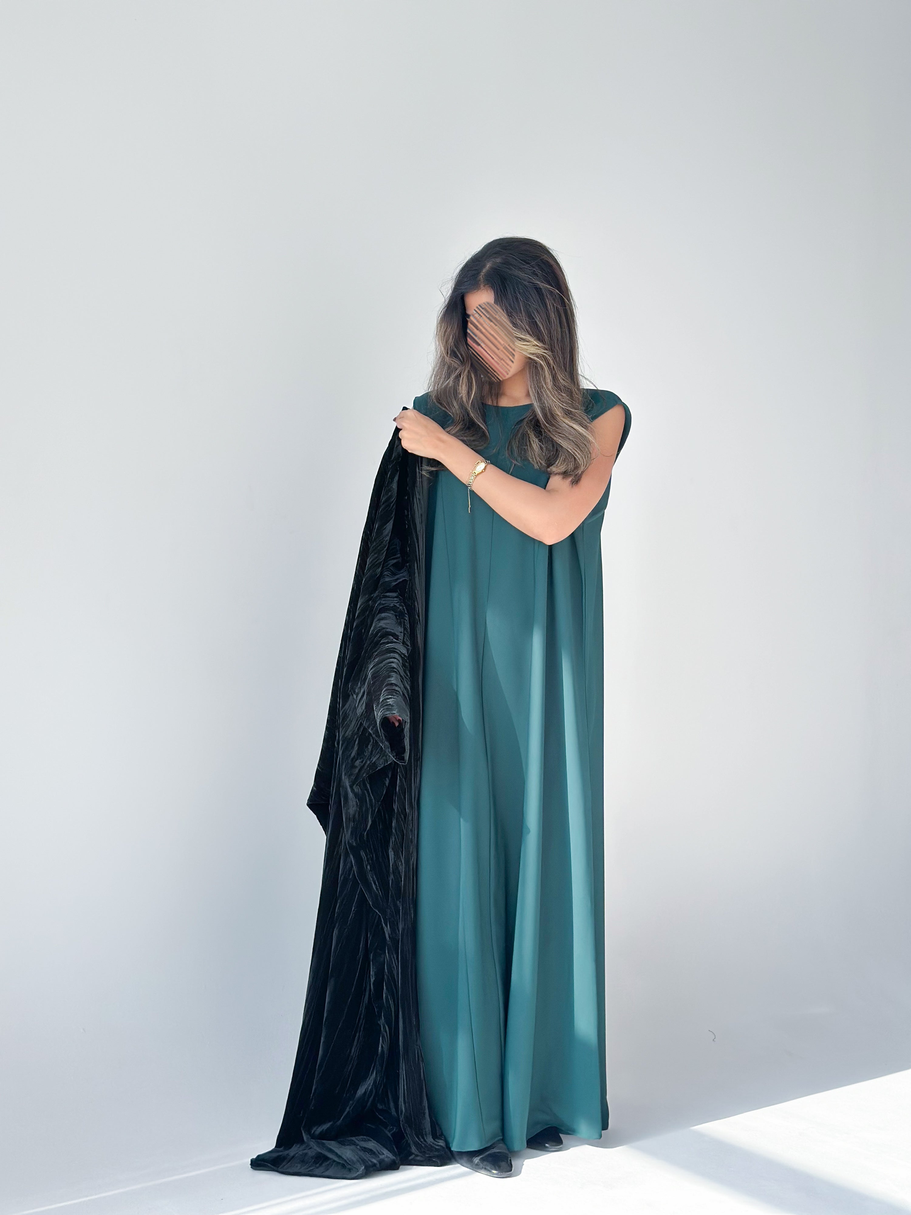 MW1888 - عباية مخمل مع فستان كريب