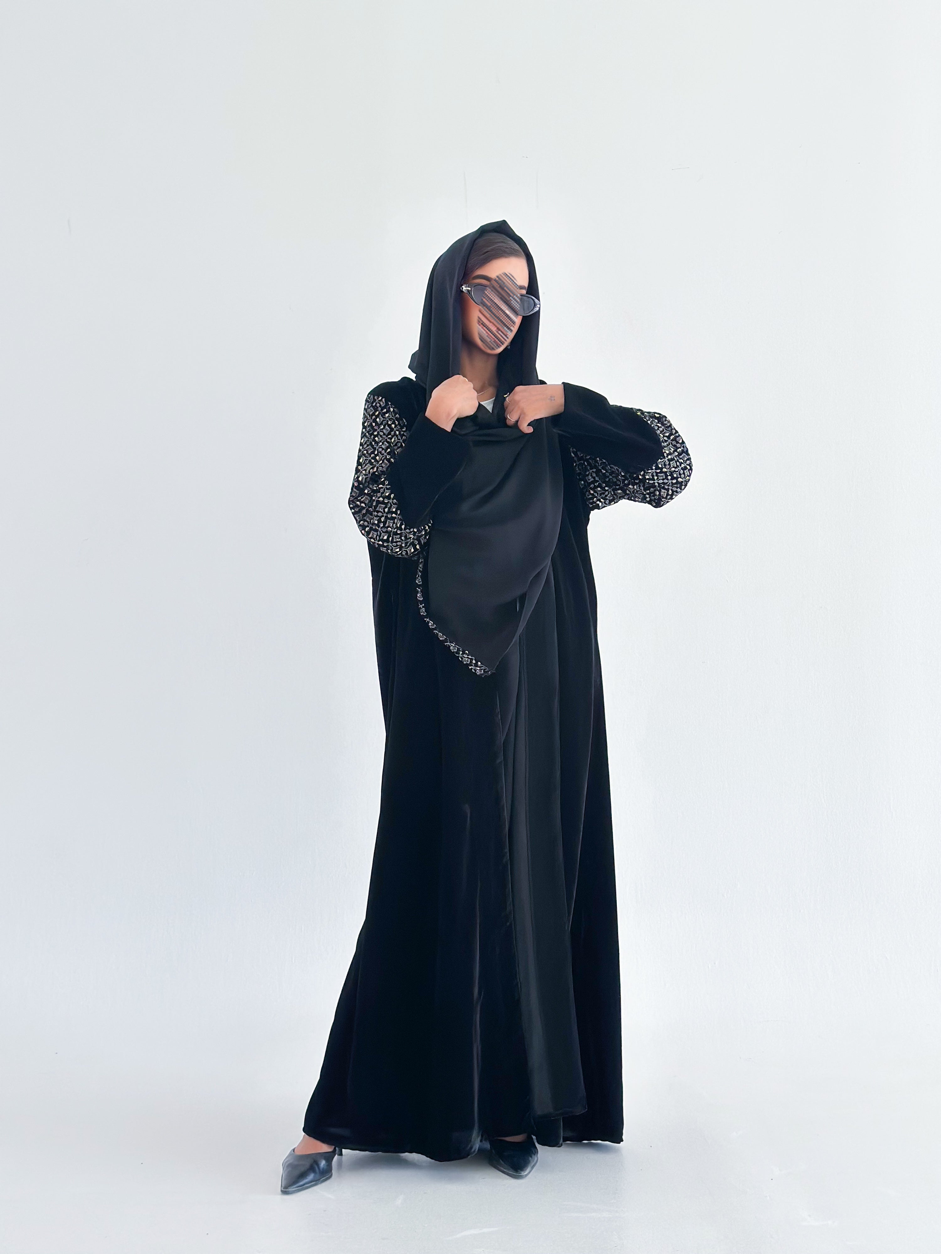 MW1836 - عباية مخمل كم تطريز - Aya