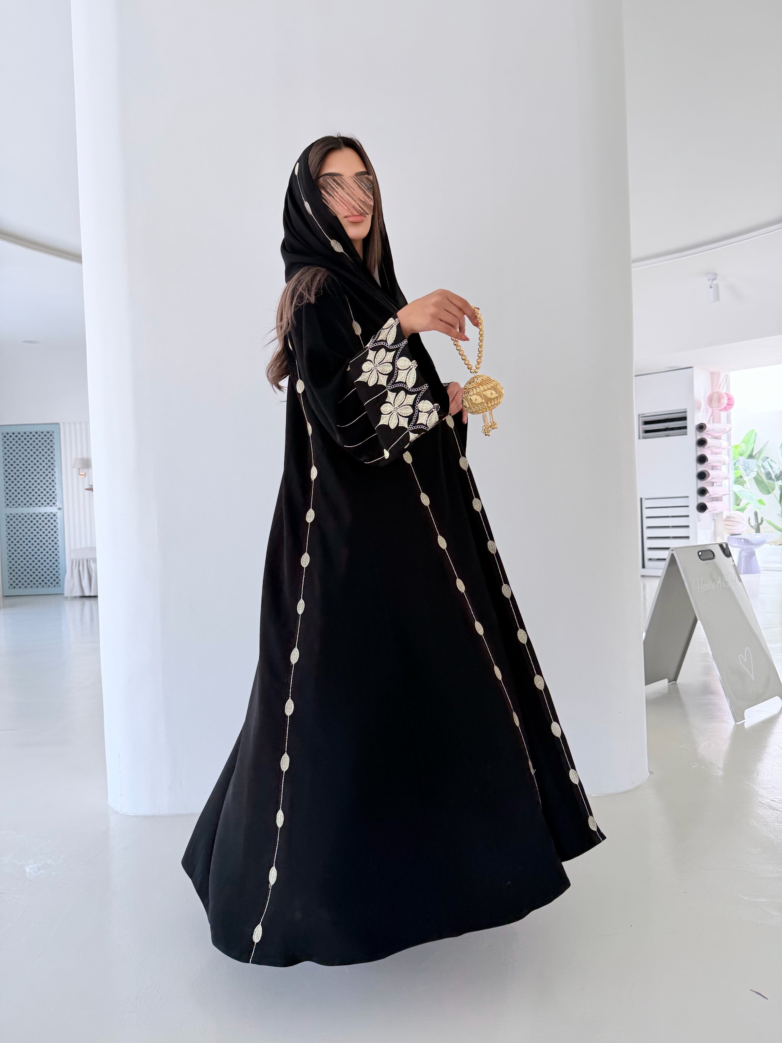 MWT5016 - قماش اسود مطرز قصة كلوش - Aya