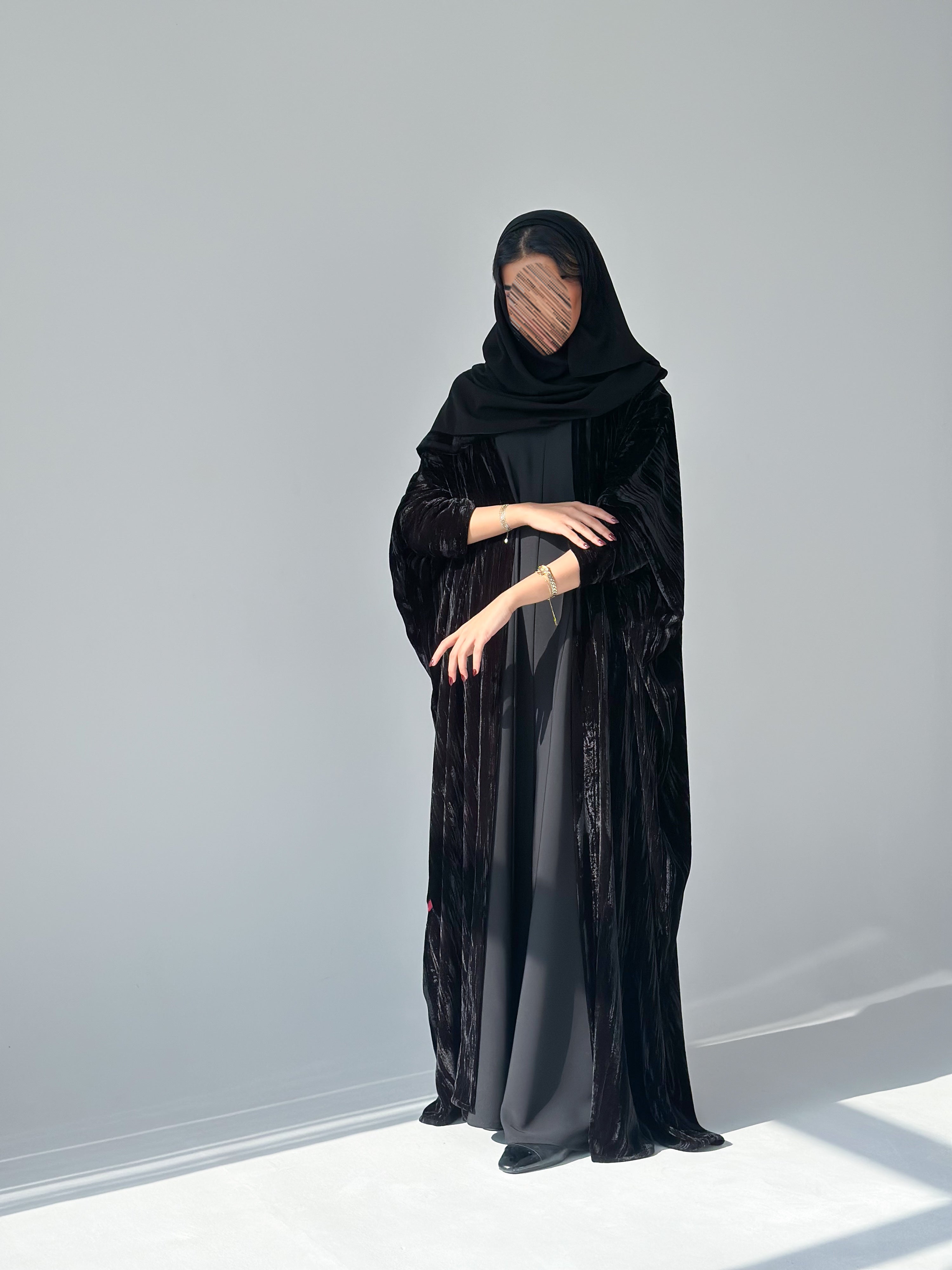 MW1886 - عباية مخمل مع فستان كريب