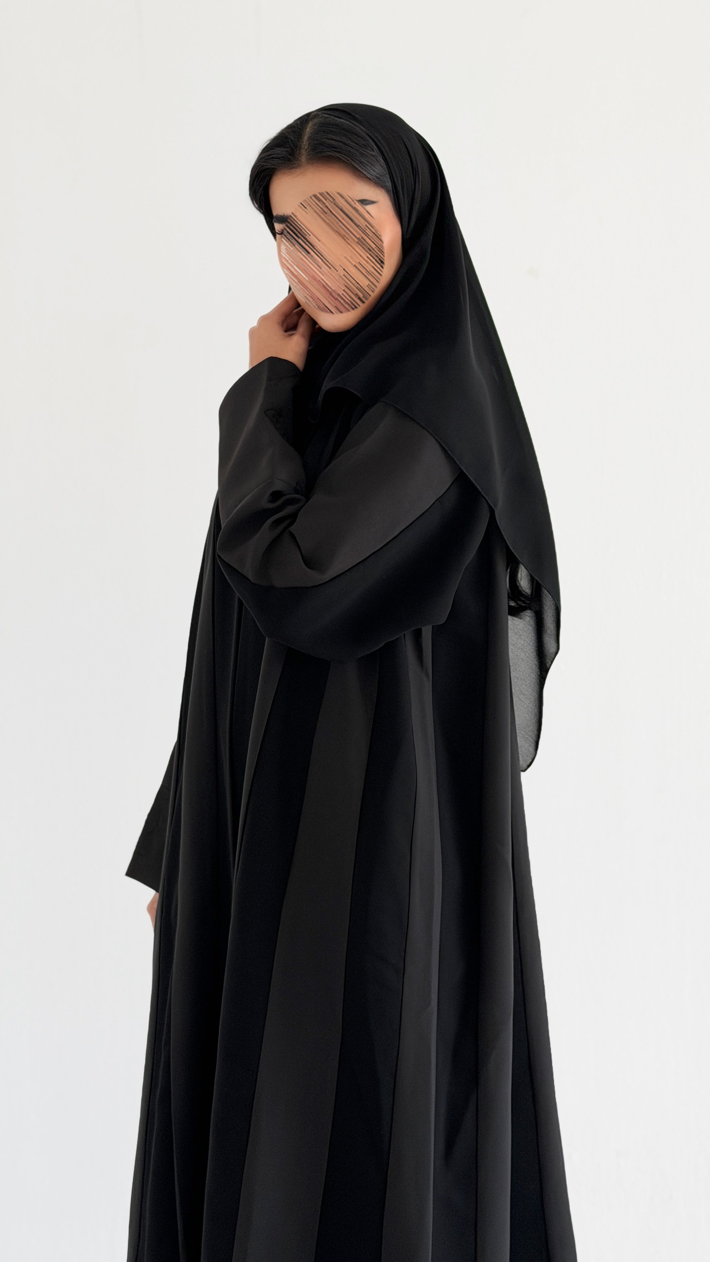 MW2019 - عبايه كريب نص كلوش مع اضافة قماش باربي بتطريز على القماش - Aya