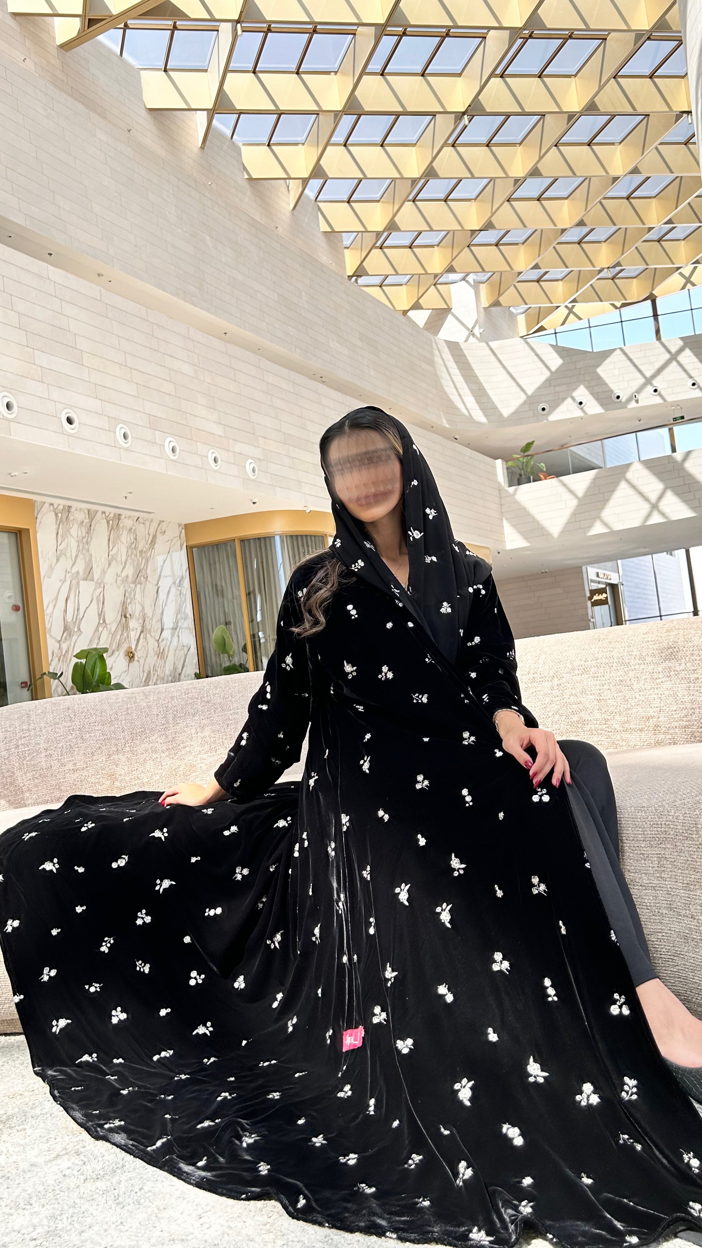 MWT642 - عبايه مخمل تطريز وردات - Aya