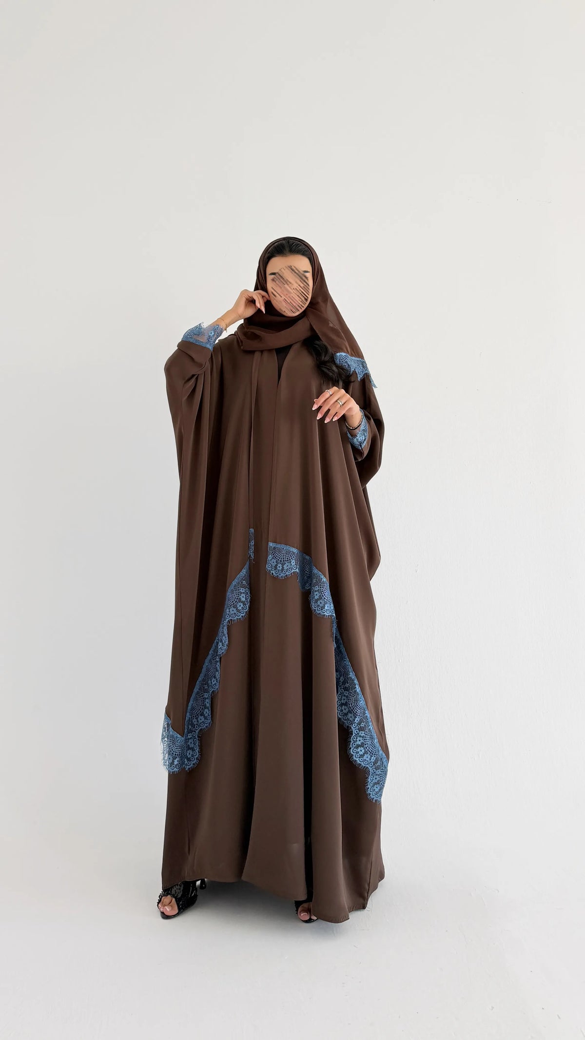 MWT2165 - عباية كريب بني بتدخيله دانتيل ازرق - Aya