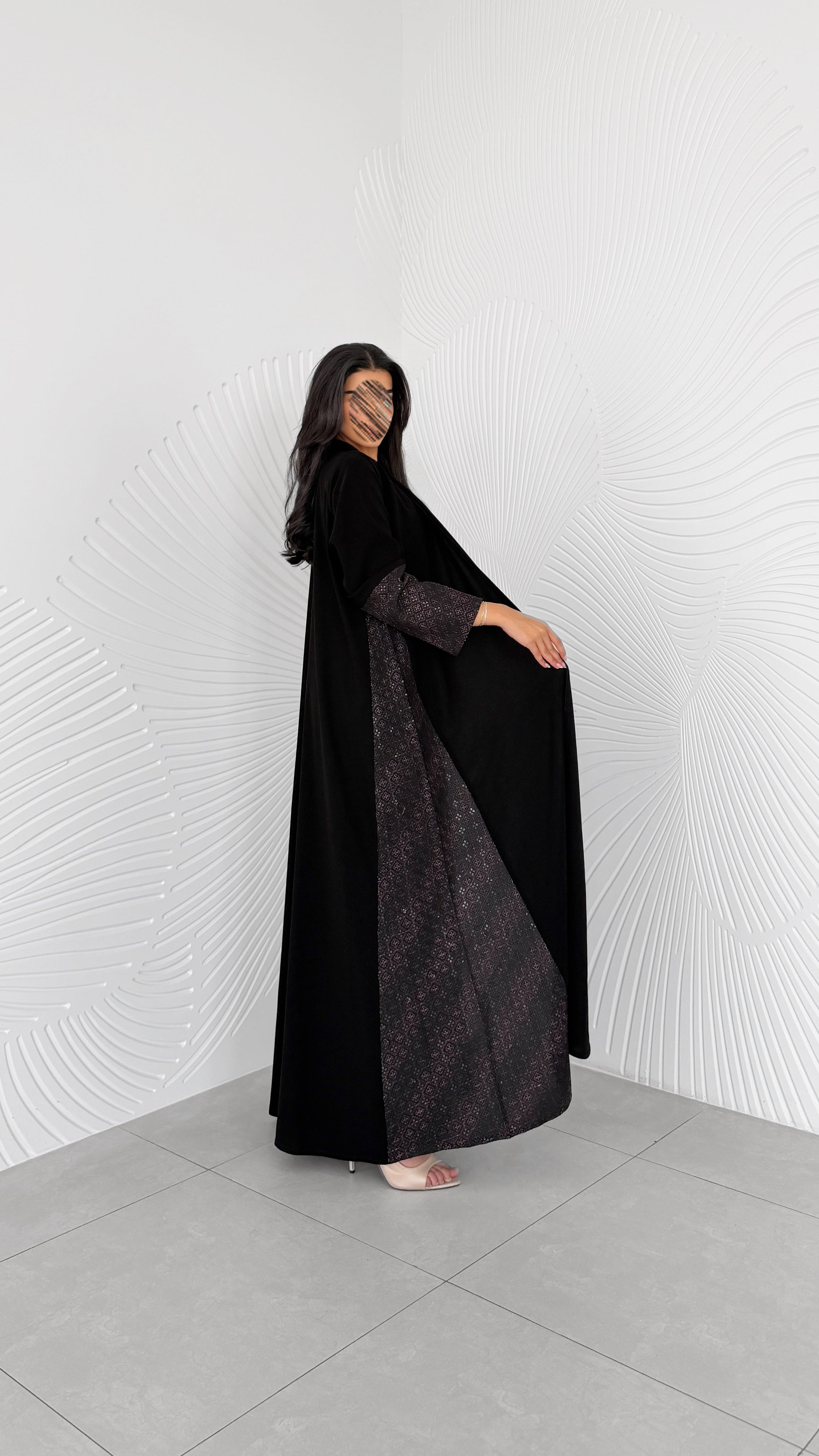 MWT2057 - عباية كريب اسود مع تدخيلة ركامة - Aya