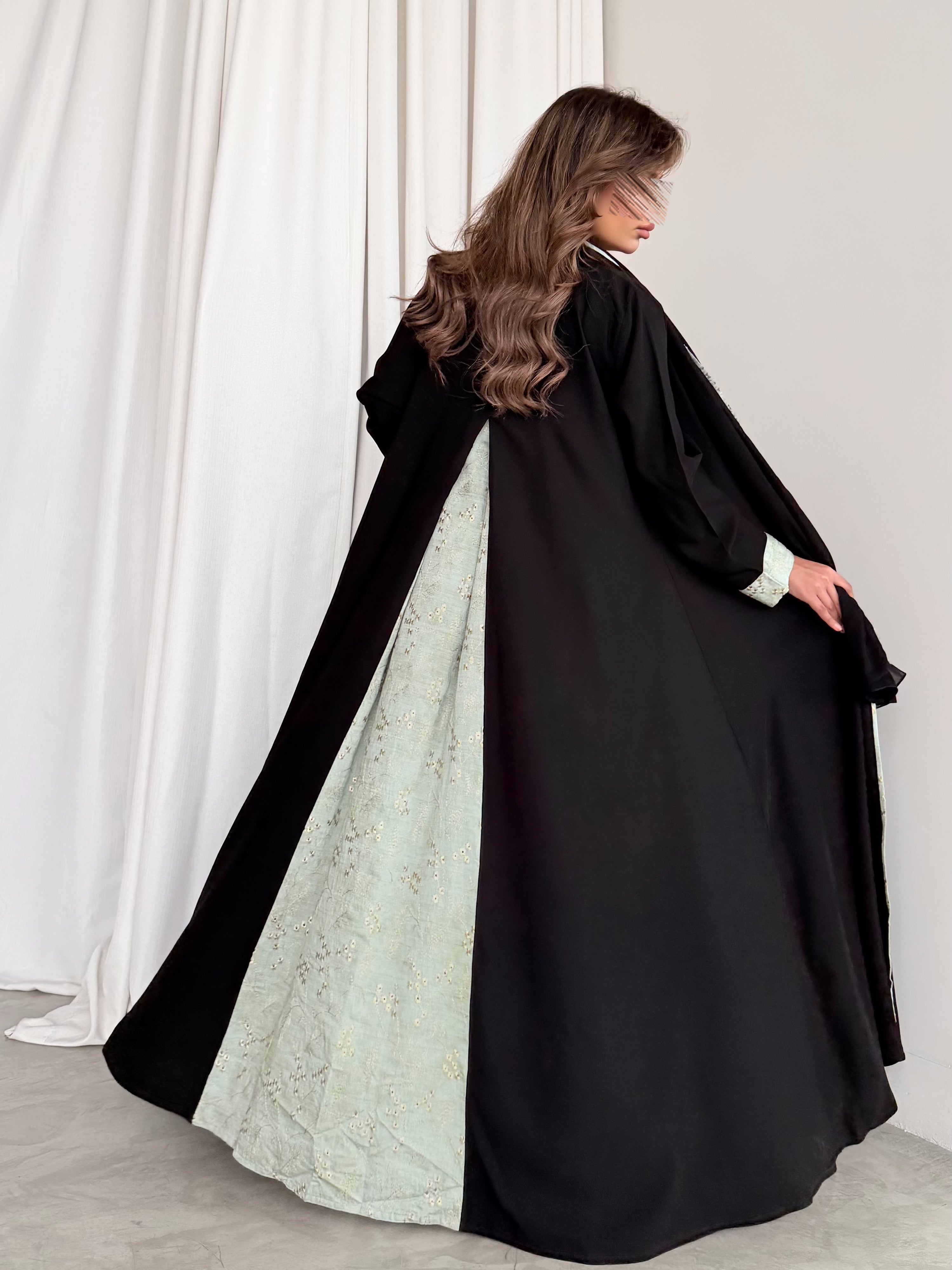 MWT795 - عباية كريب اسود مع تدخيله قماش لنن هندي - Aya
