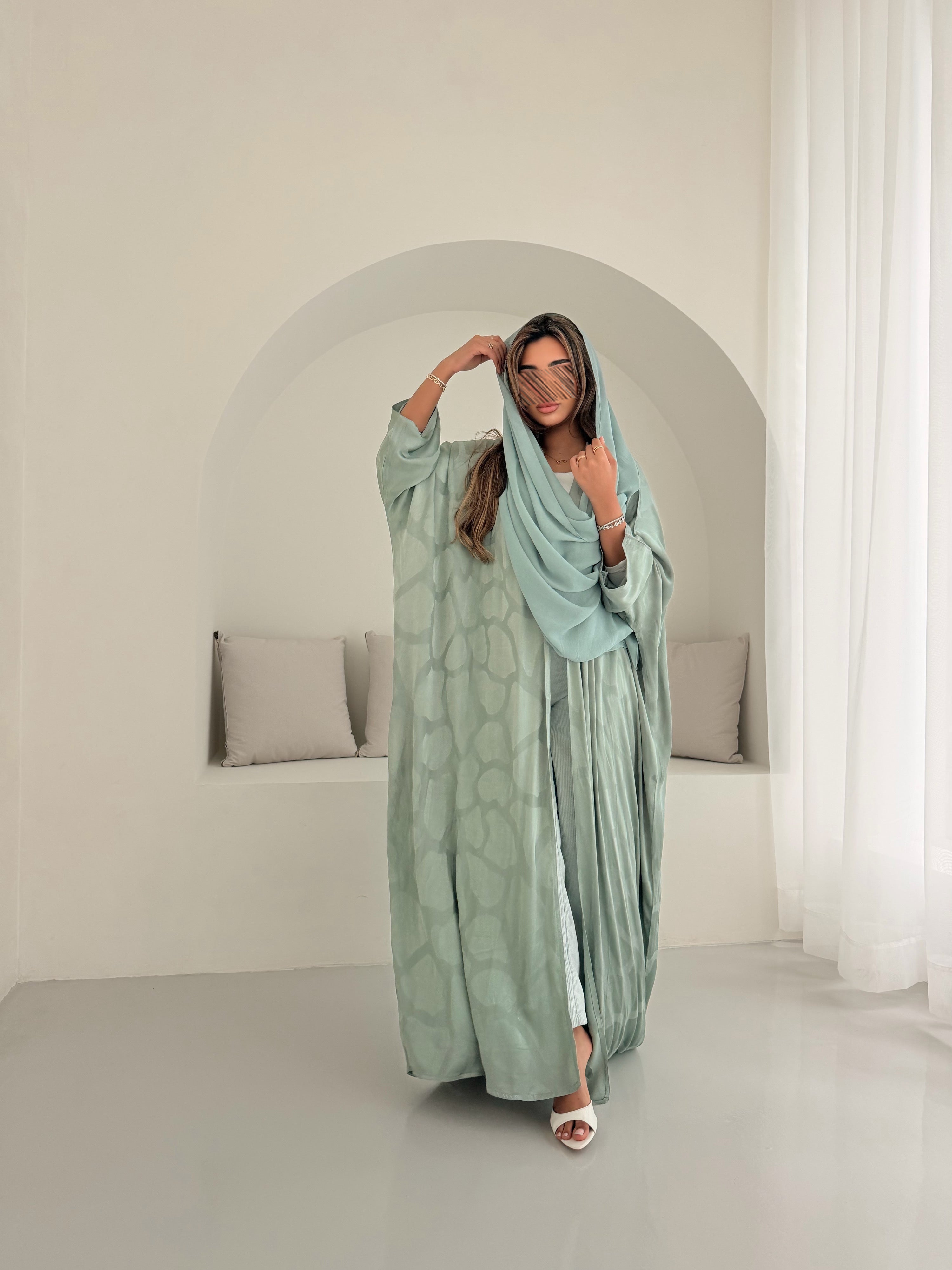 MWT5079 - ستايل يومي عبايه حرير اخضر فاتح  نص بشت خفيفة و مريحة ومناسبة لكل يوم - Aya