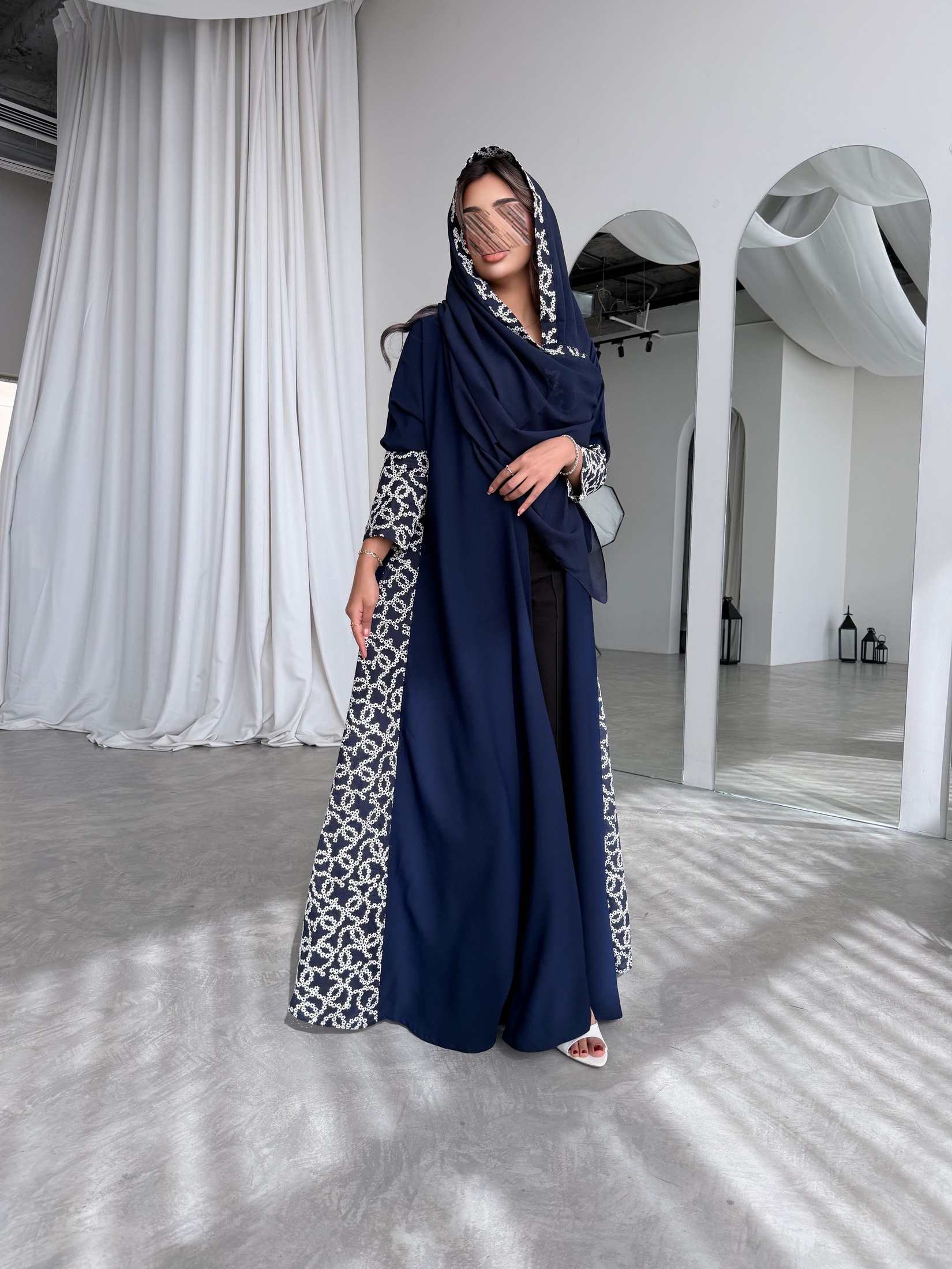 MWT766 - عباية كريب مع تدخيلة لنن هندي - Aya