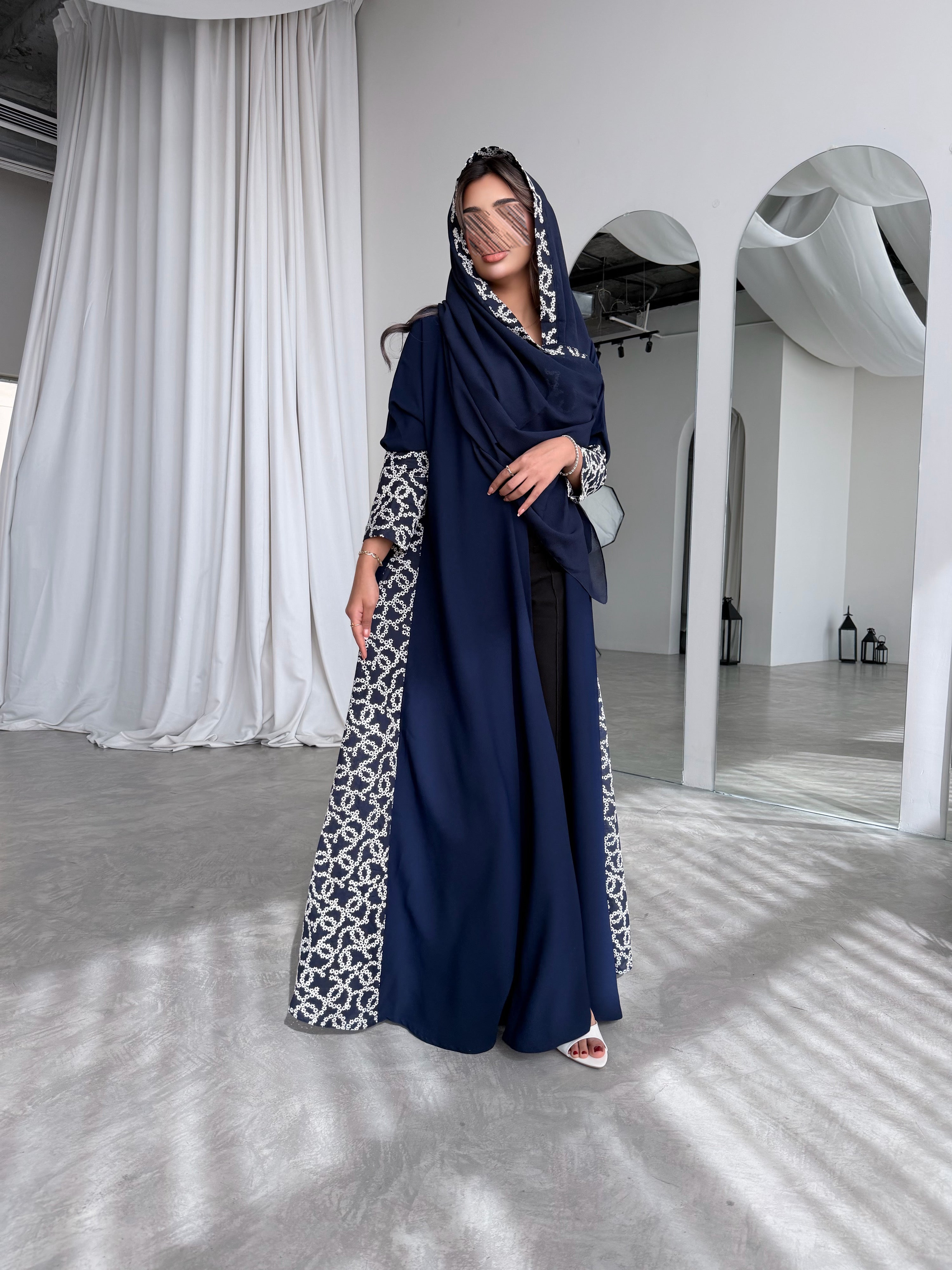 MWT766 - عباية كريب مع تدخيلة لنن هندي - Aya