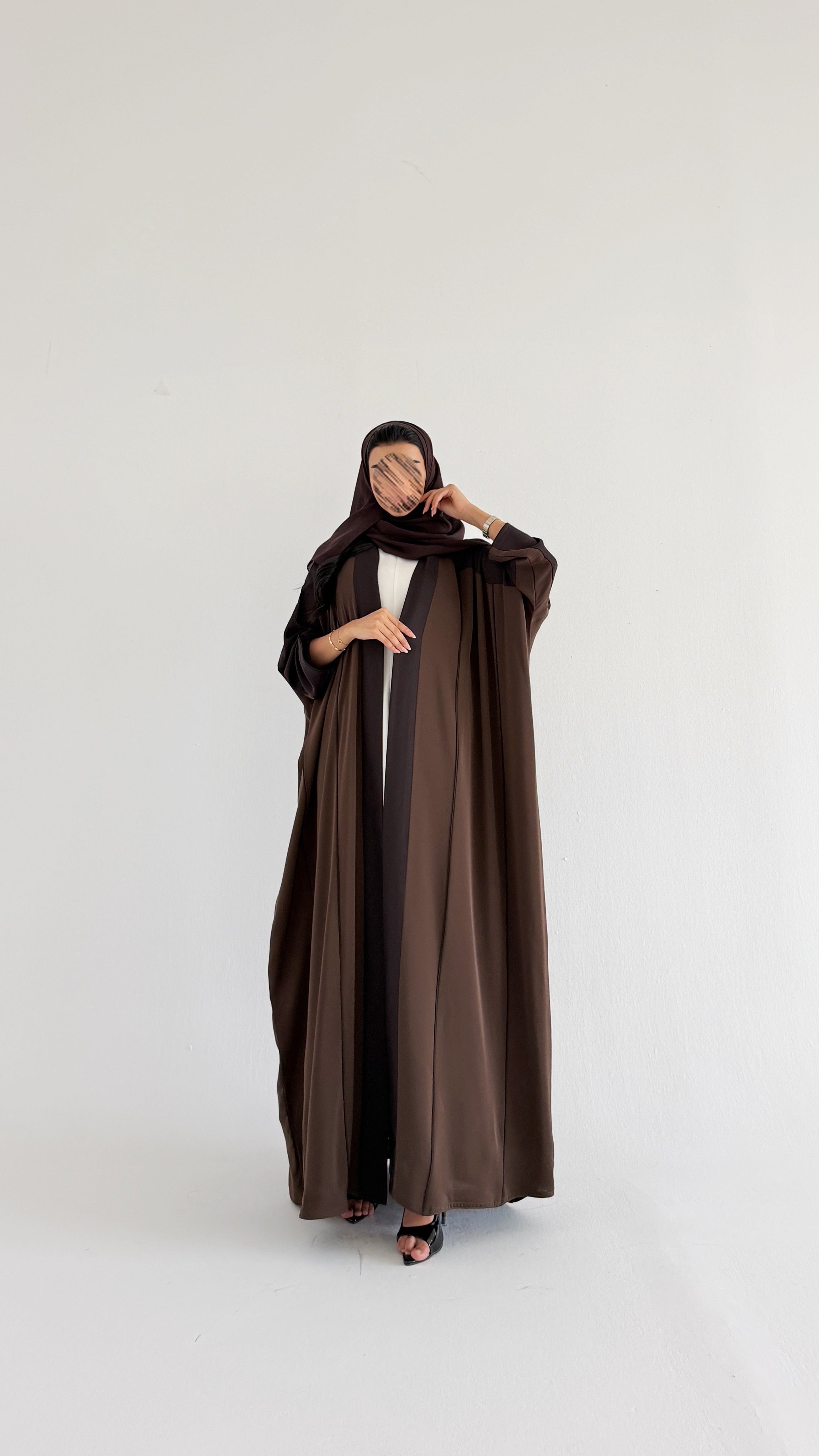 MW400 - عباية نص بشت بلونين وتزيين بقيطان