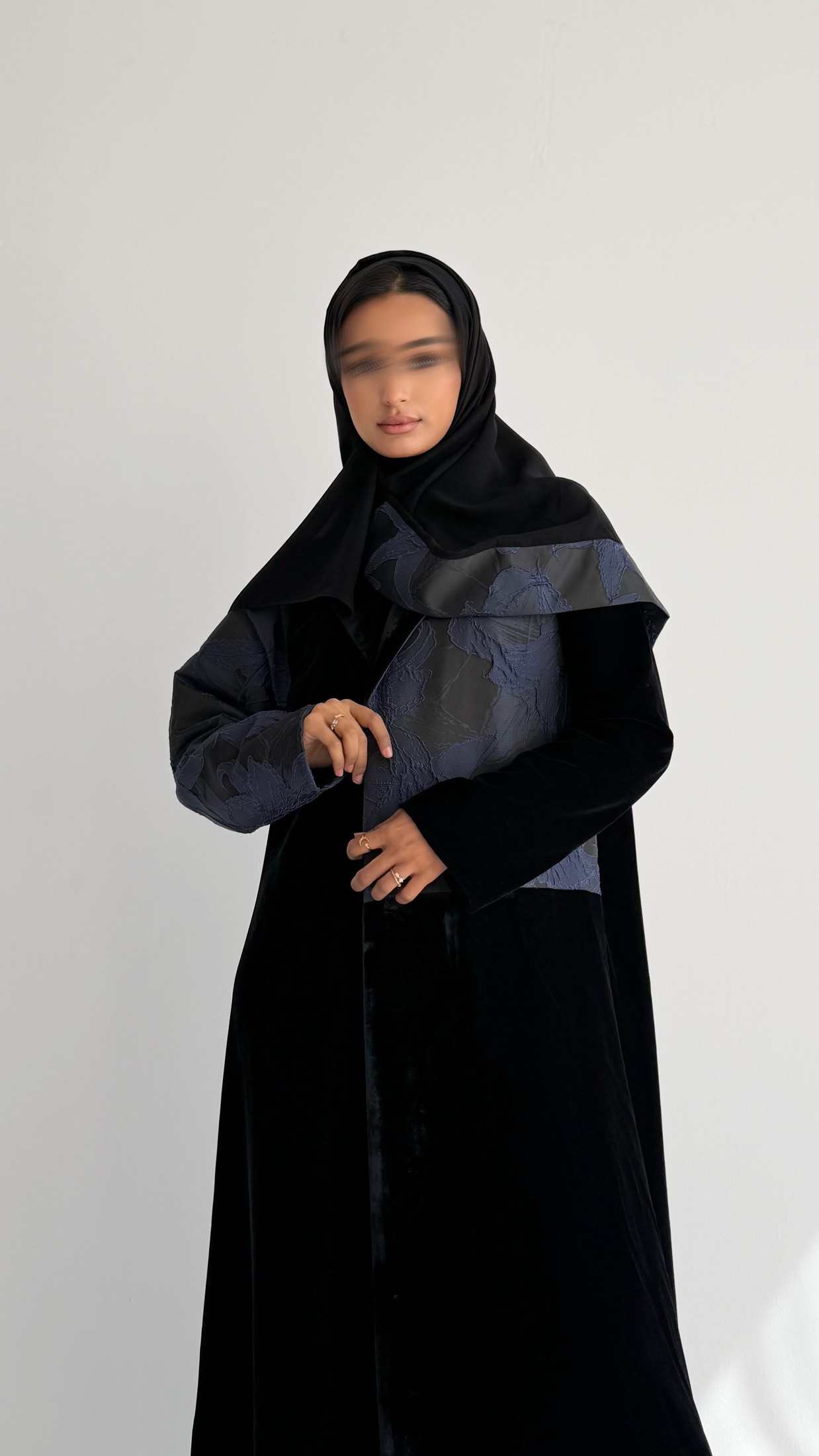 MWT848 - عباية مخمل مع تدخيلة جاكار - Aya