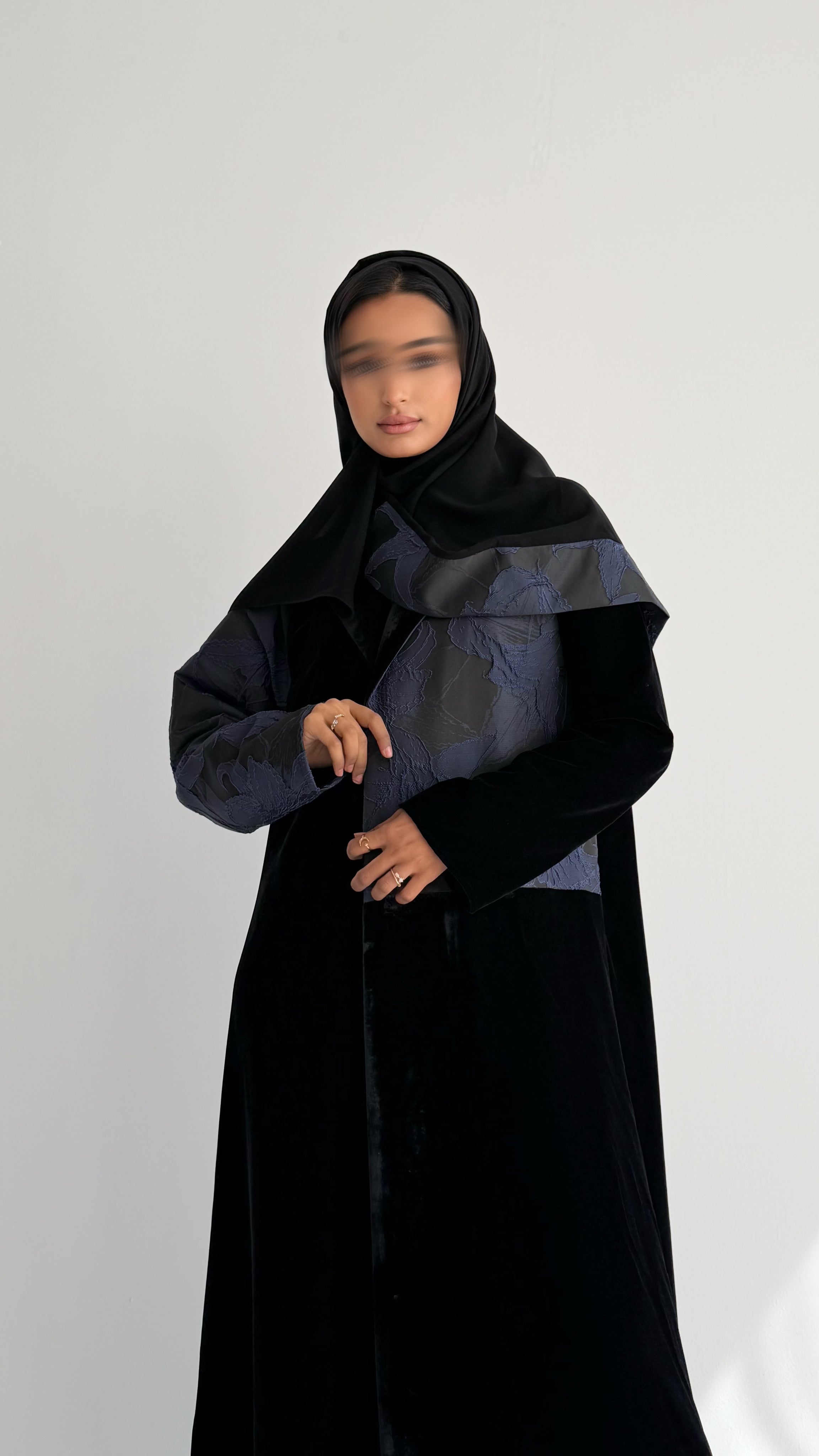 MWT848 - عباية مخمل مع تدخيلة جاكار - Aya