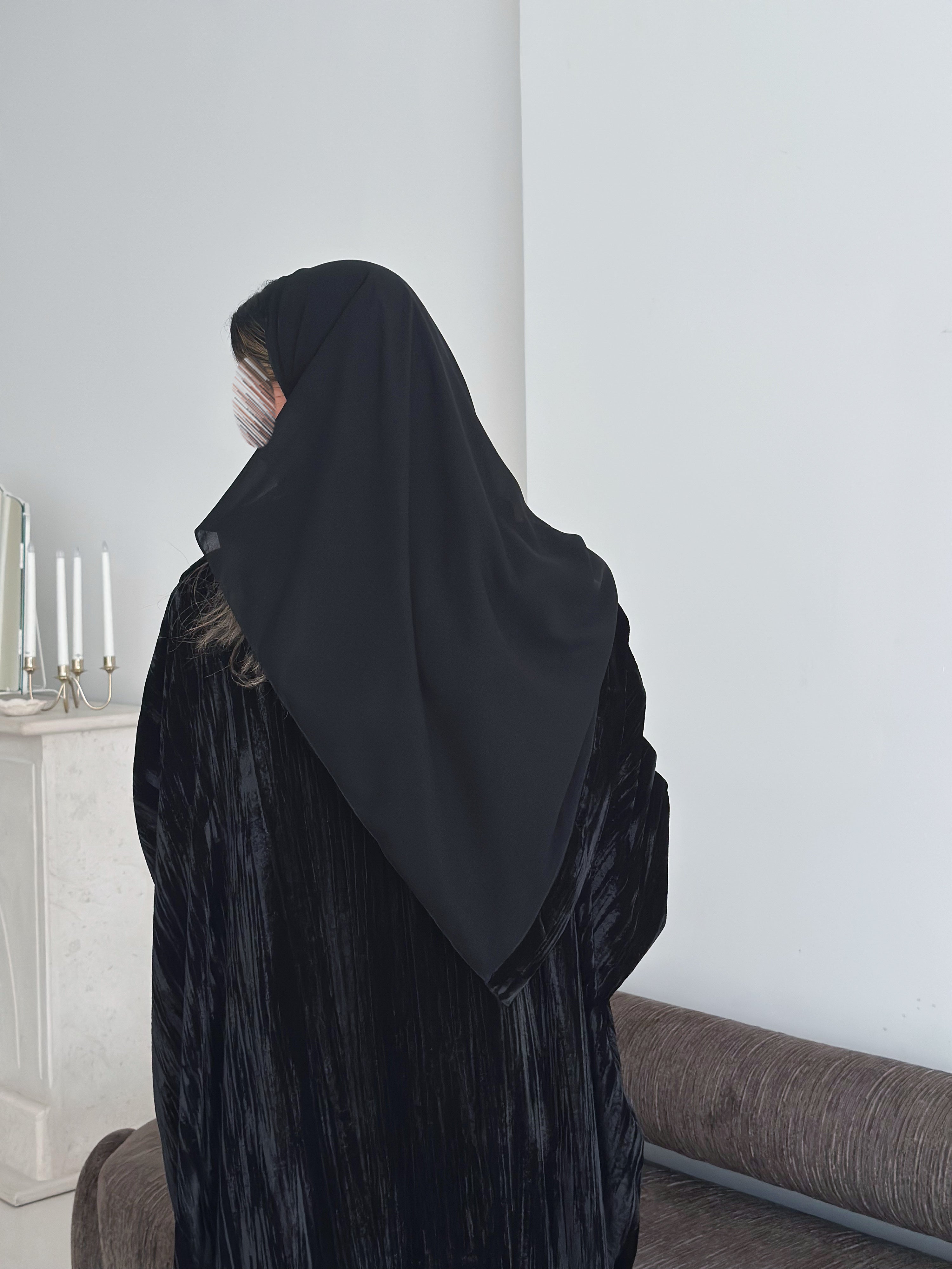 MW1886 - عباية مخمل مع فستان كريب