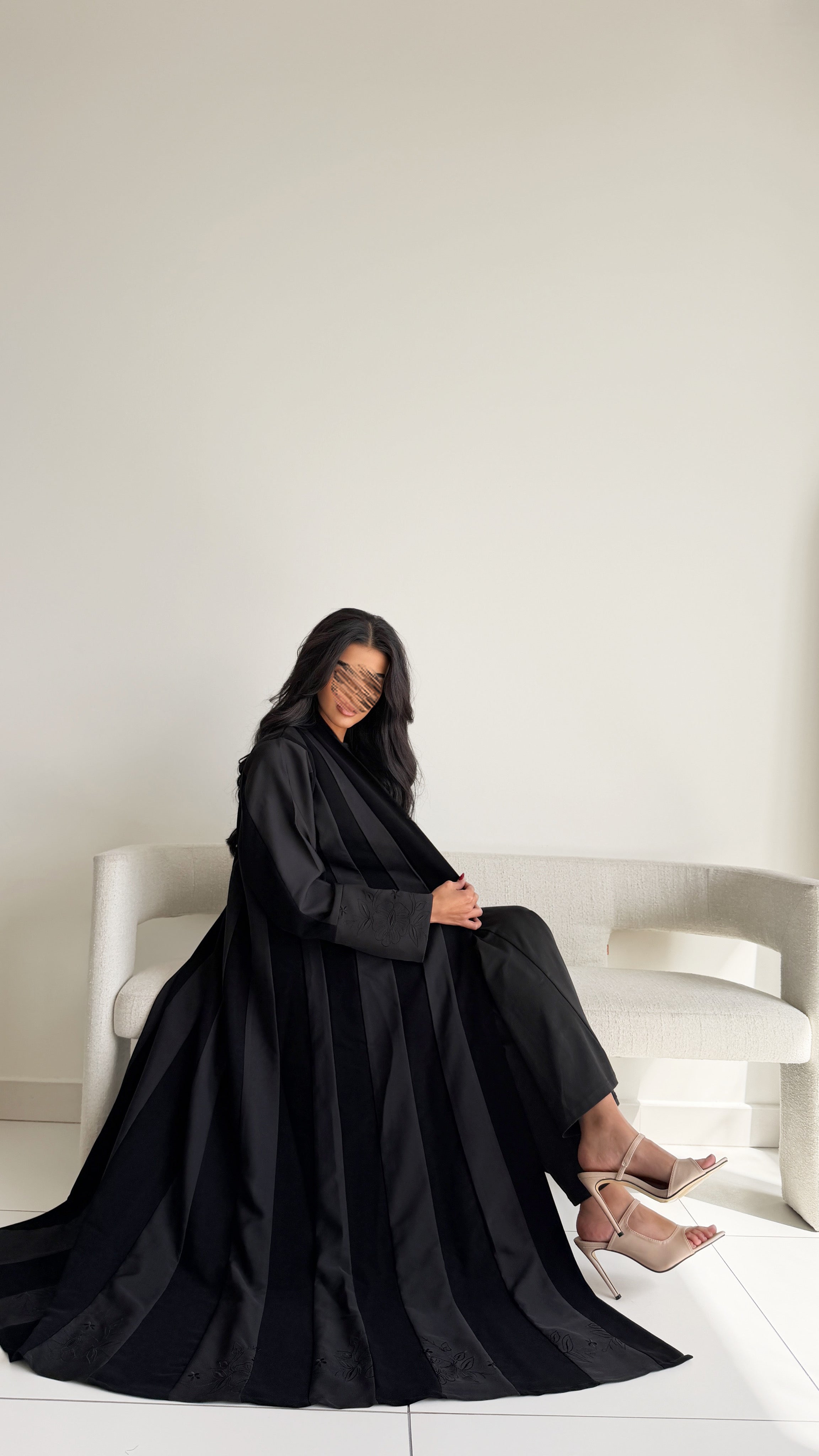 MW2019 - عبايه كريب نص كلوش مع اضافة قماش باربي بتطريز على القماش - Aya