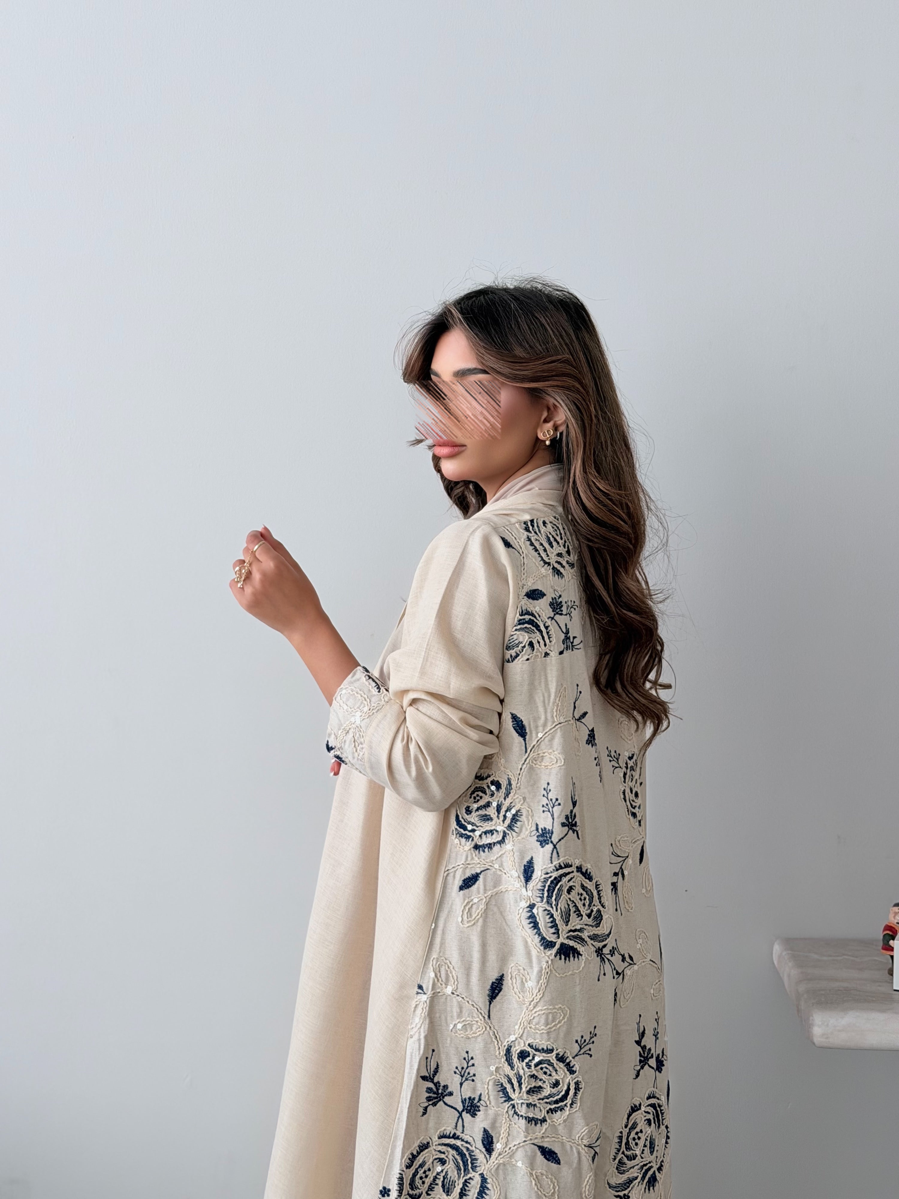 MWT781 - عباية لنن مع خلف لنن مطرز - Aya