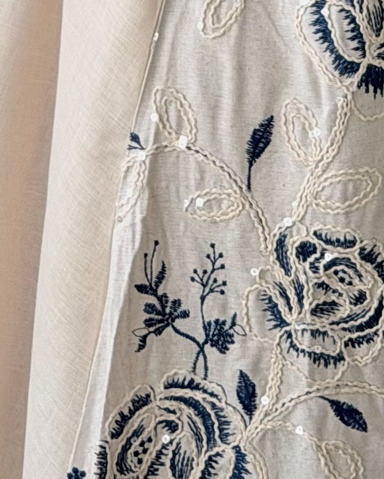 MWT781 - عباية لنن مع خلف لنن مطرز - Aya