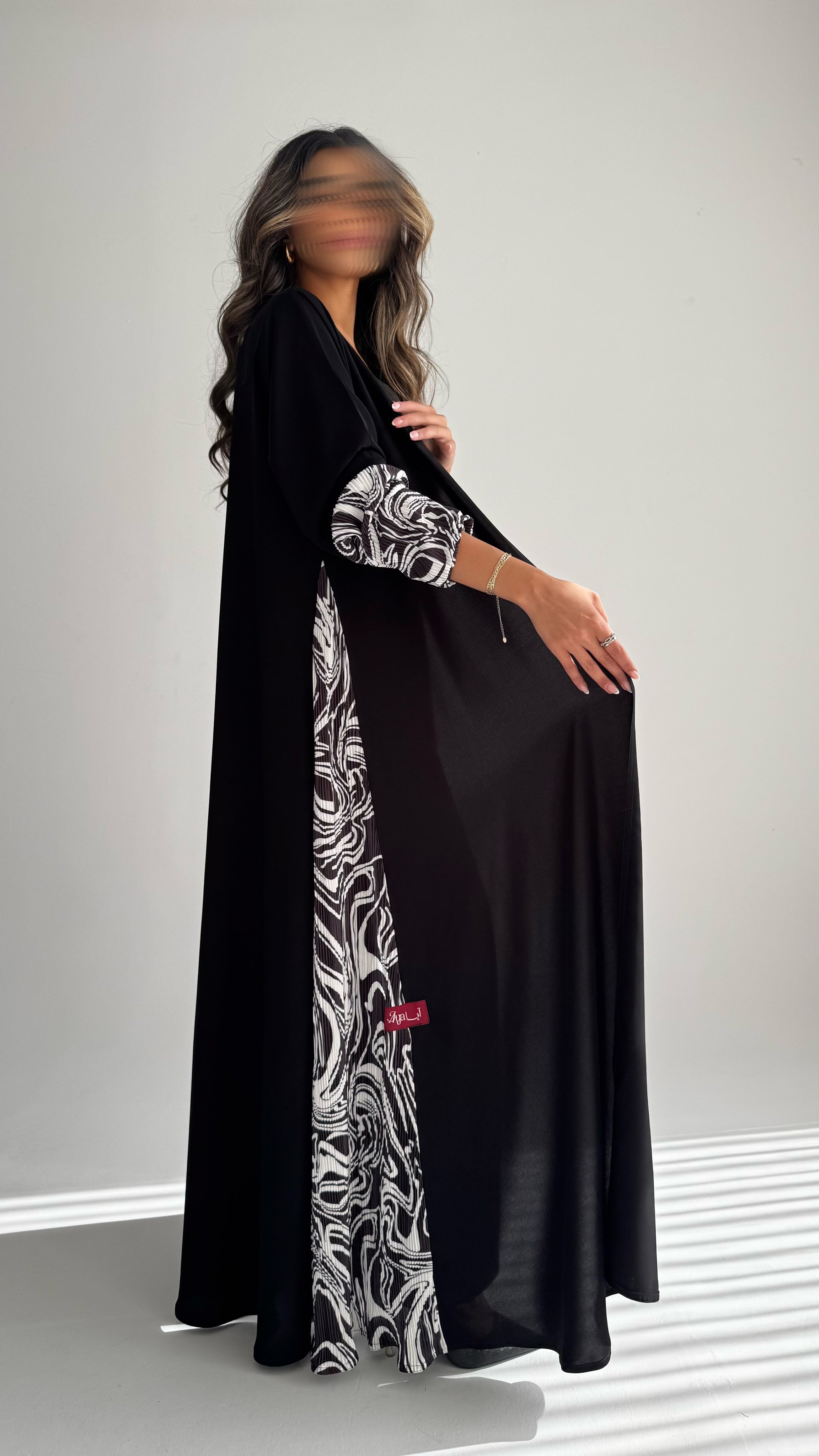 MWT900 - عباية سوداء كريب كلوش تدخيلة جوانب جاكار طباعة - Aya