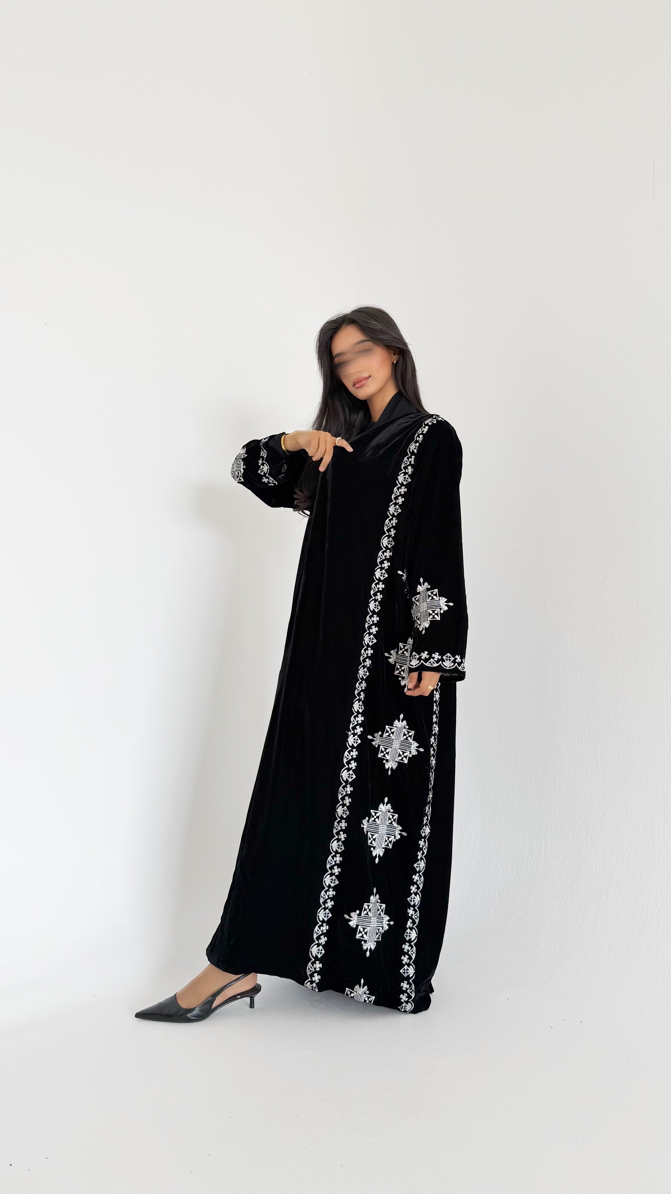 MW1782 - عباية مخمل تطريز كمبيوتر