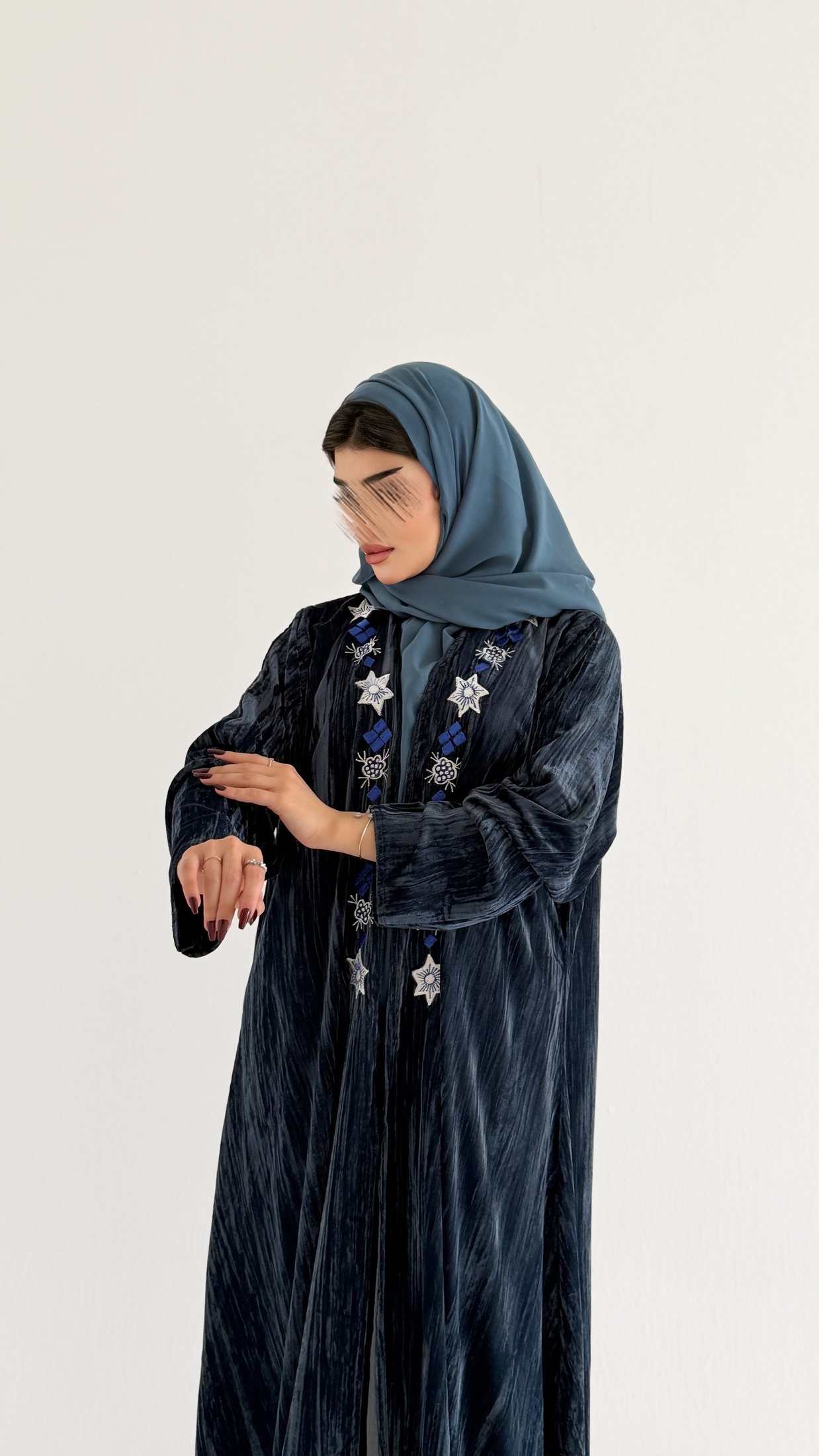 MWT674 - عباية مخمل مع تطريز من الامام - Aya