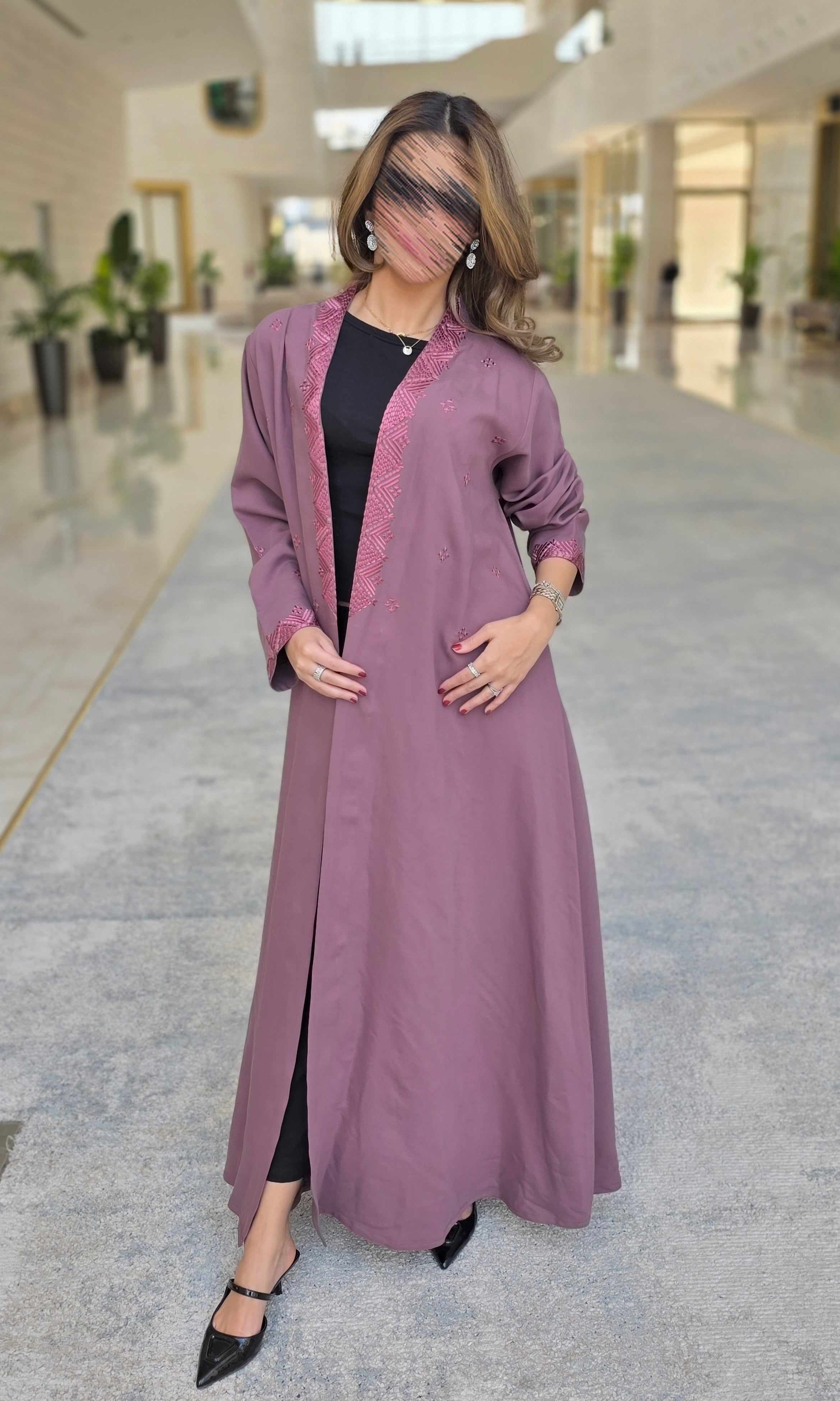 MWT686 -عباية وردية مع تطريز