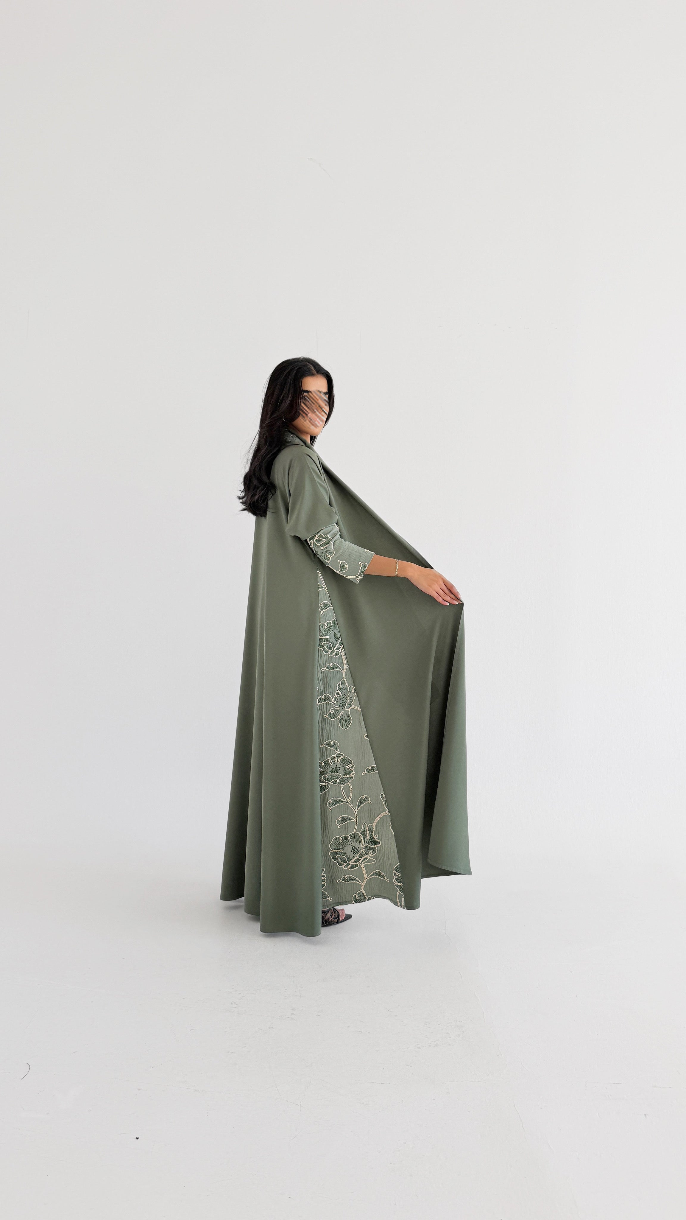 MWT1130 - عباية كريب بتدخيلة تطريز - Aya