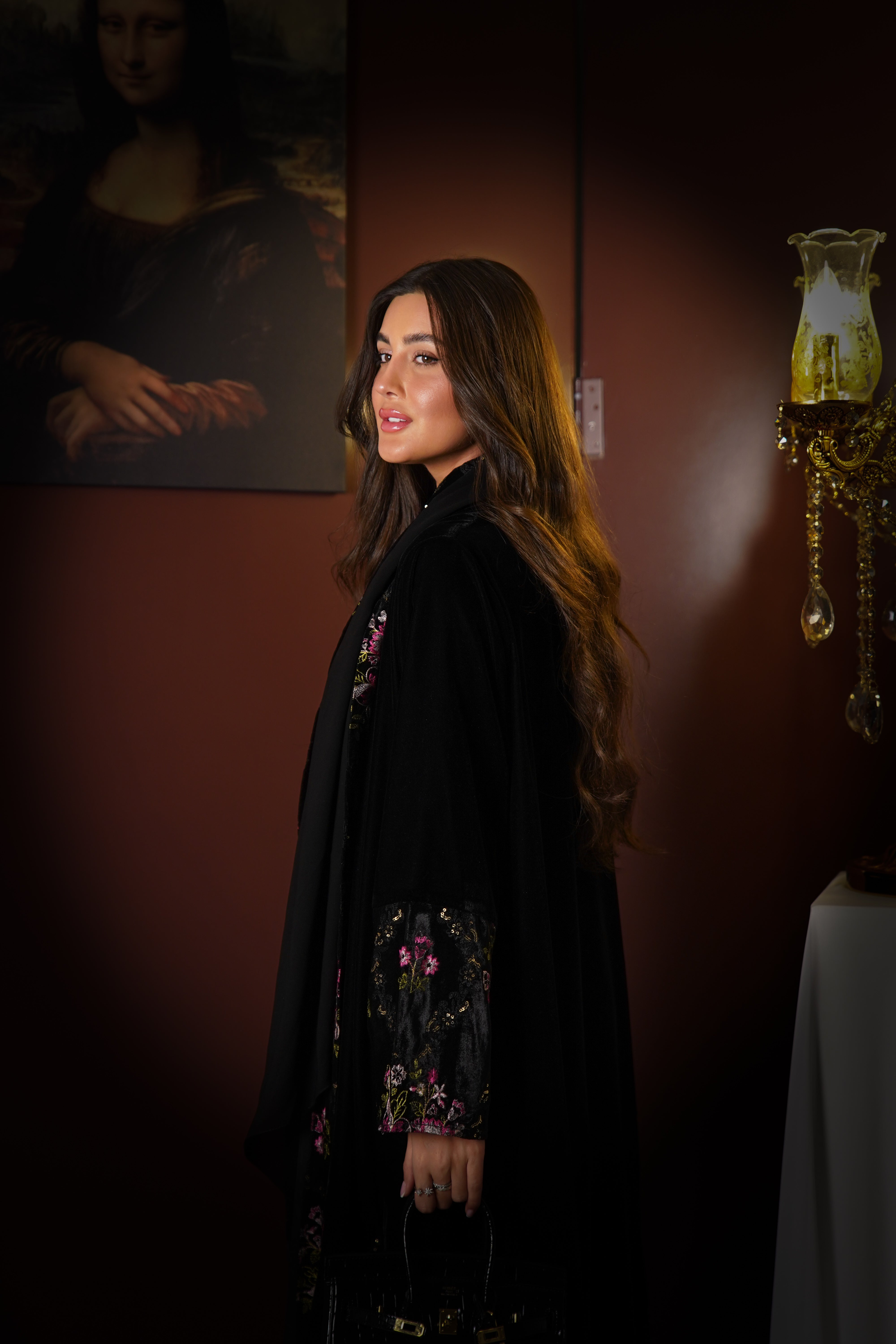 MWT817 - عباية مخمل بتدخيلة زهور