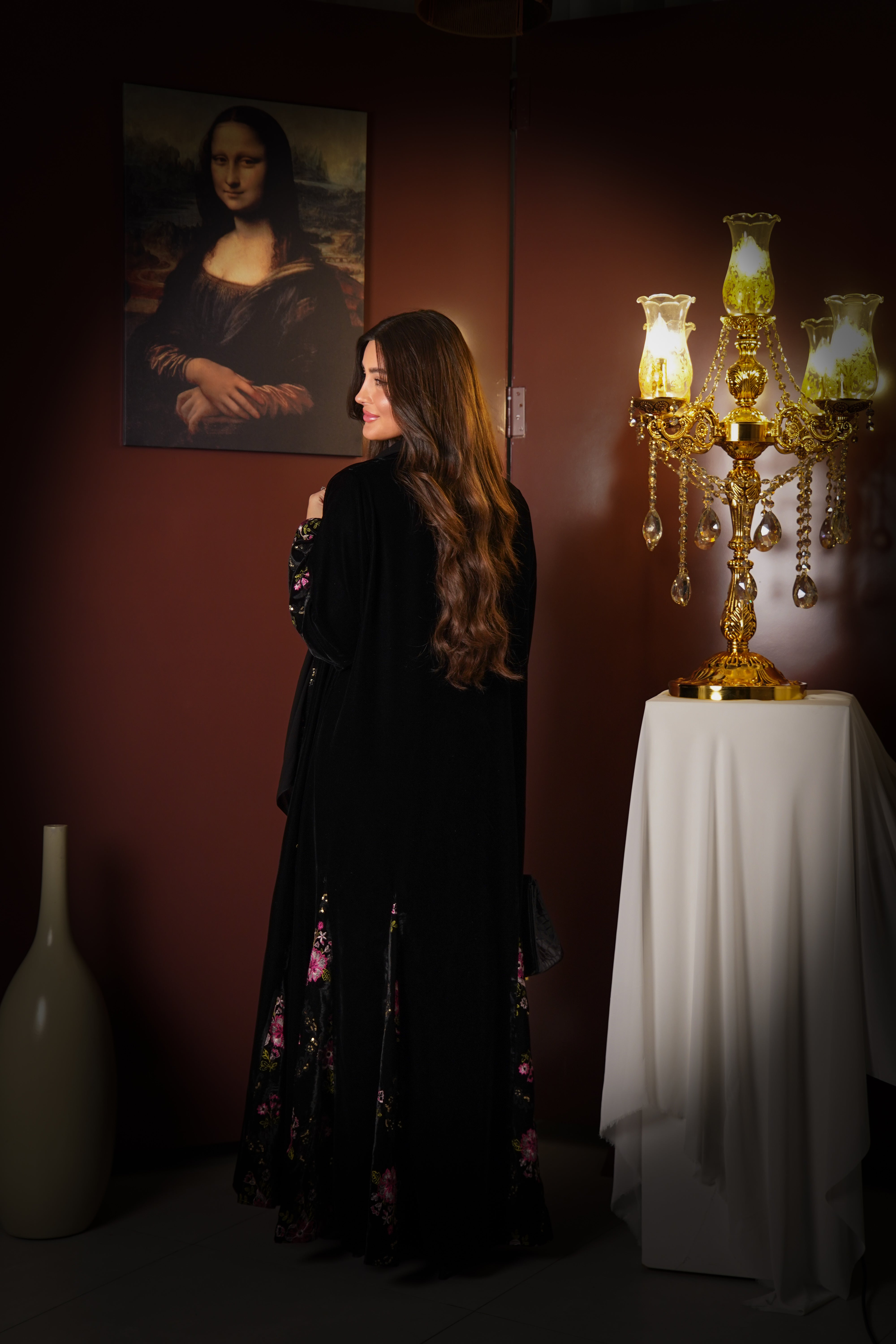 MWT817 - عباية مخمل بتدخيلة زهور