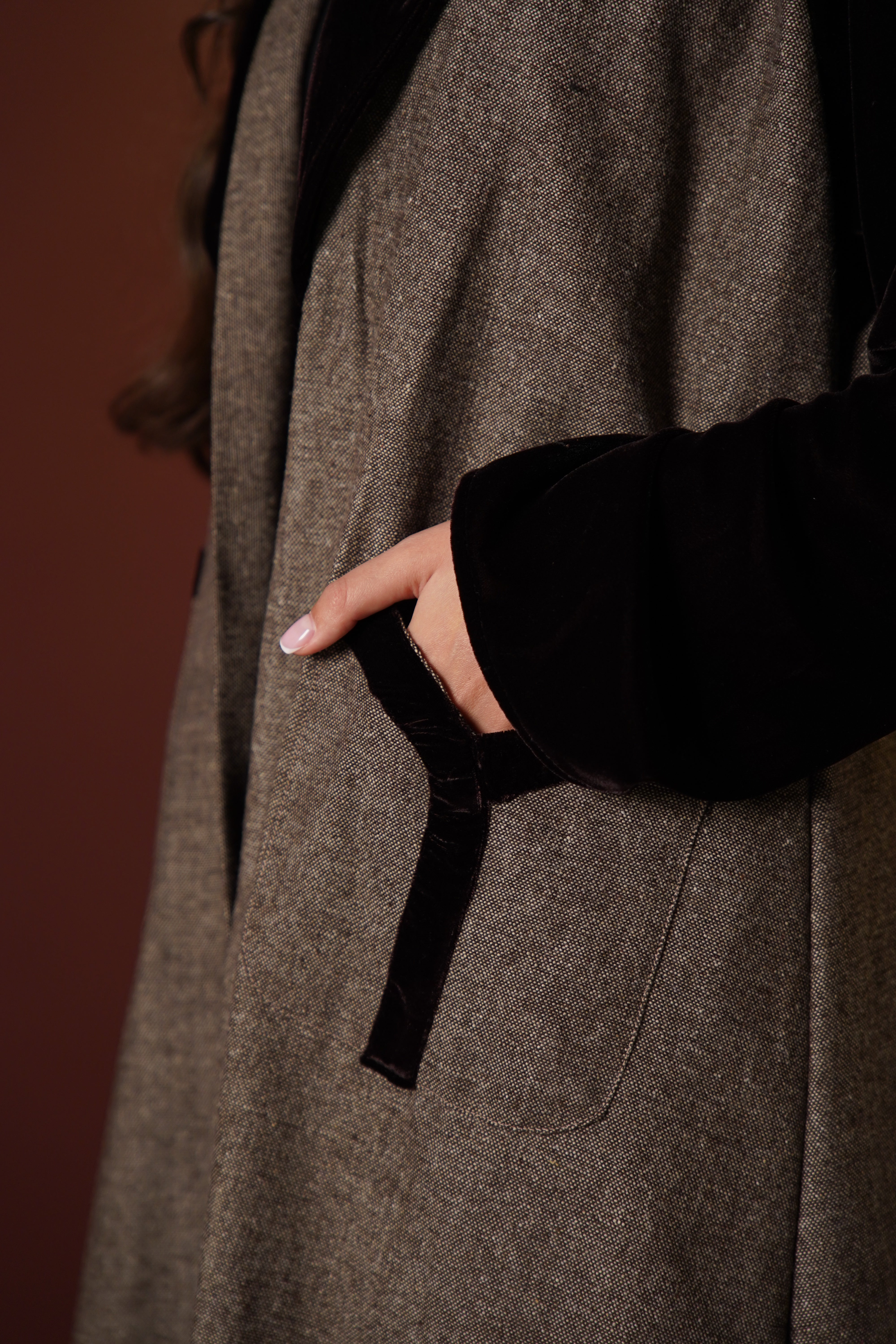 MWT818 - عباية مخمل  بتدخيلة لنن