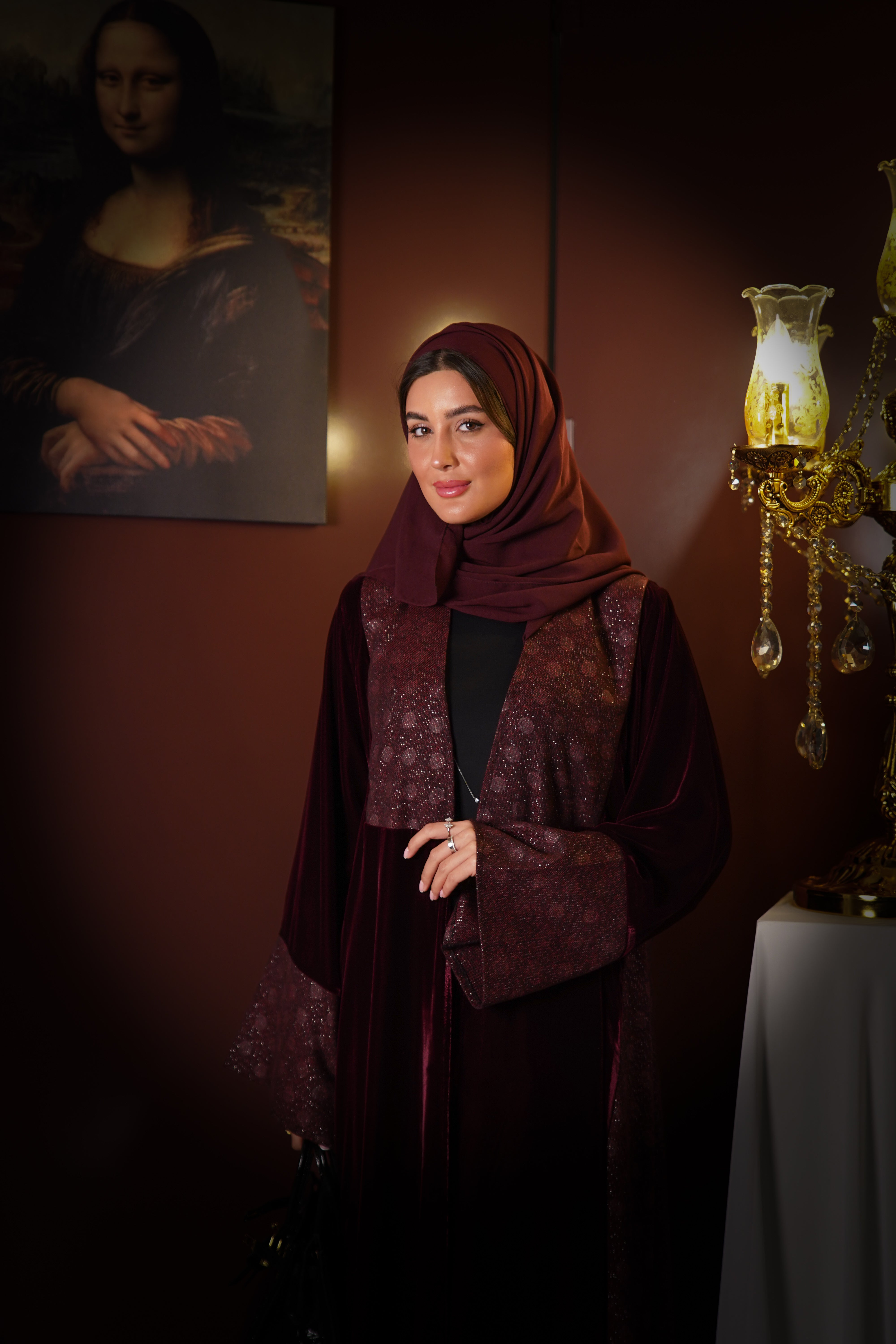 MWT819 - عباية مخمل بتدخيلة لامعة راقية