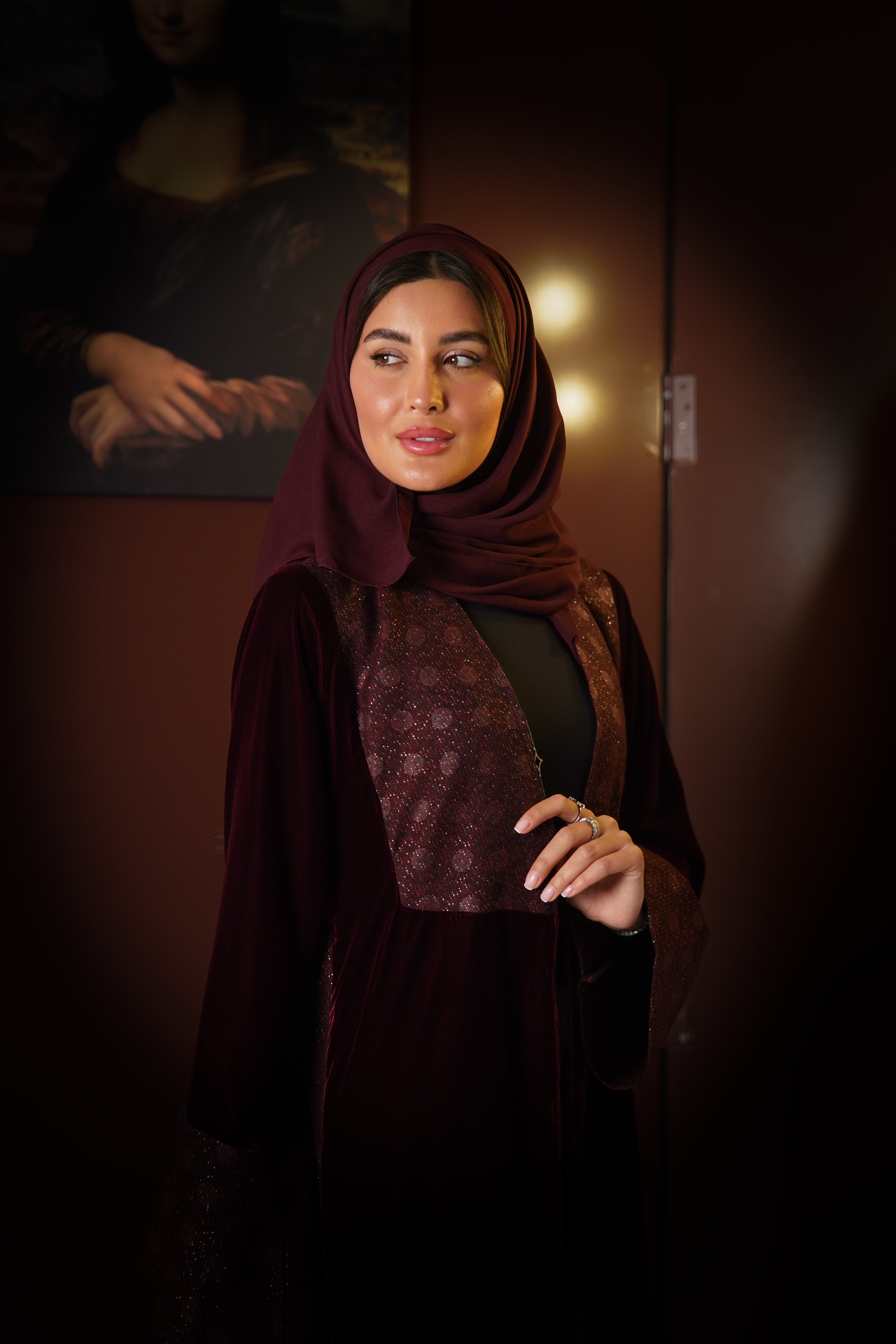 MWT819 - عباية مخمل بتدخيلة لامعة راقية