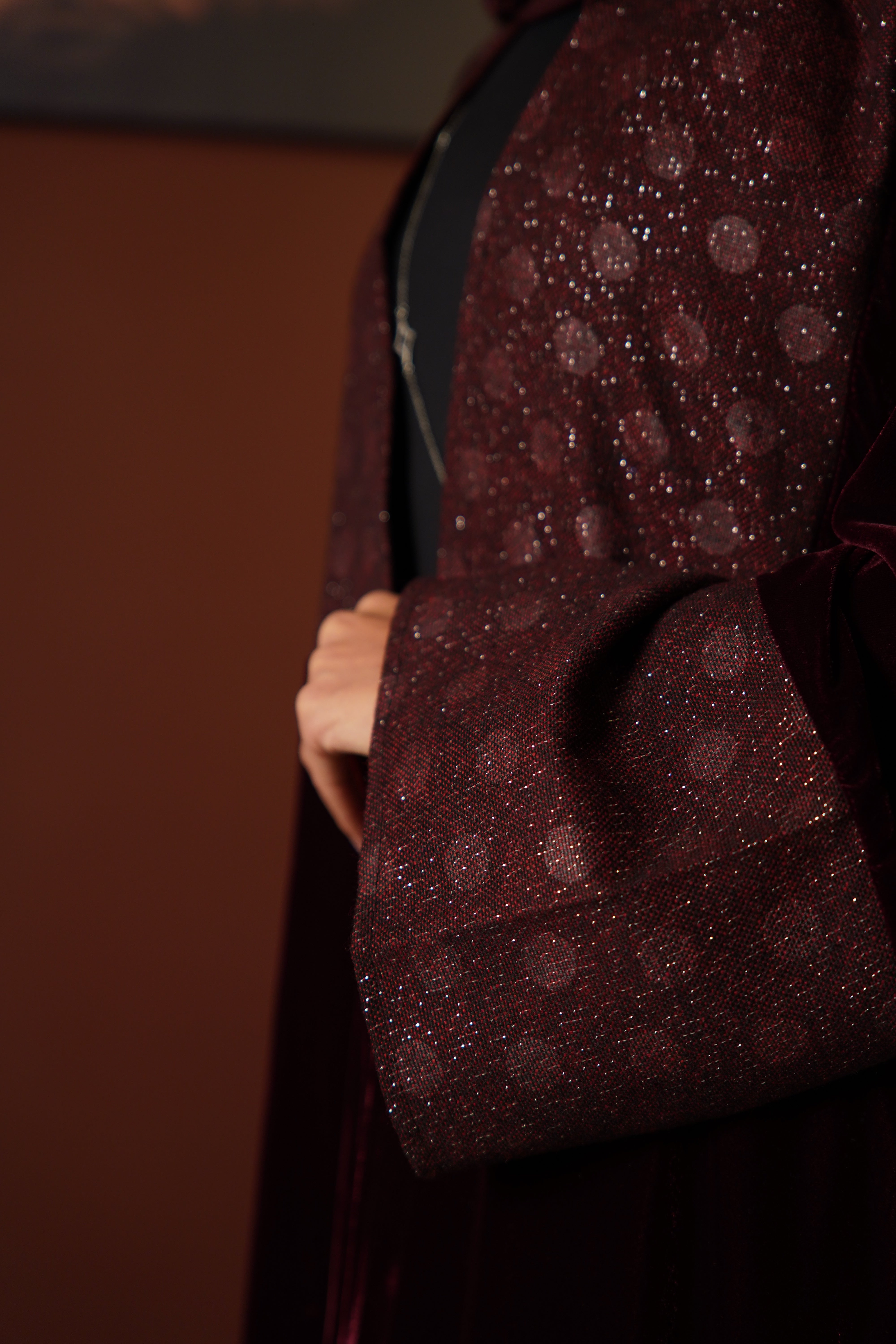 MWT819 - عباية مخمل بتدخيلة لامعة راقية