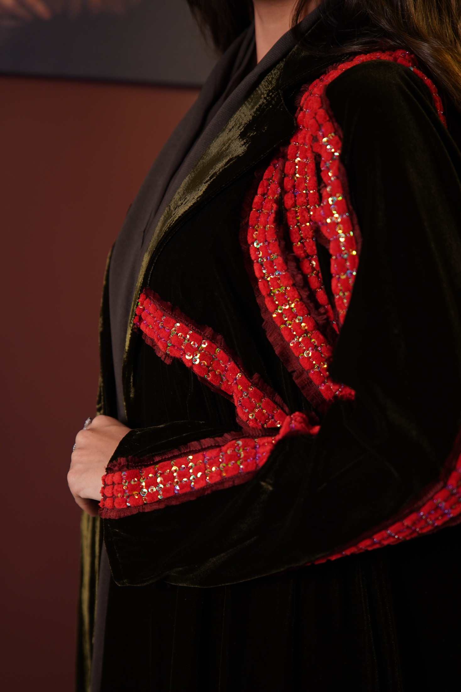 MW1864 - عباية مخمل مع اضافة كلفة احمر - Aya