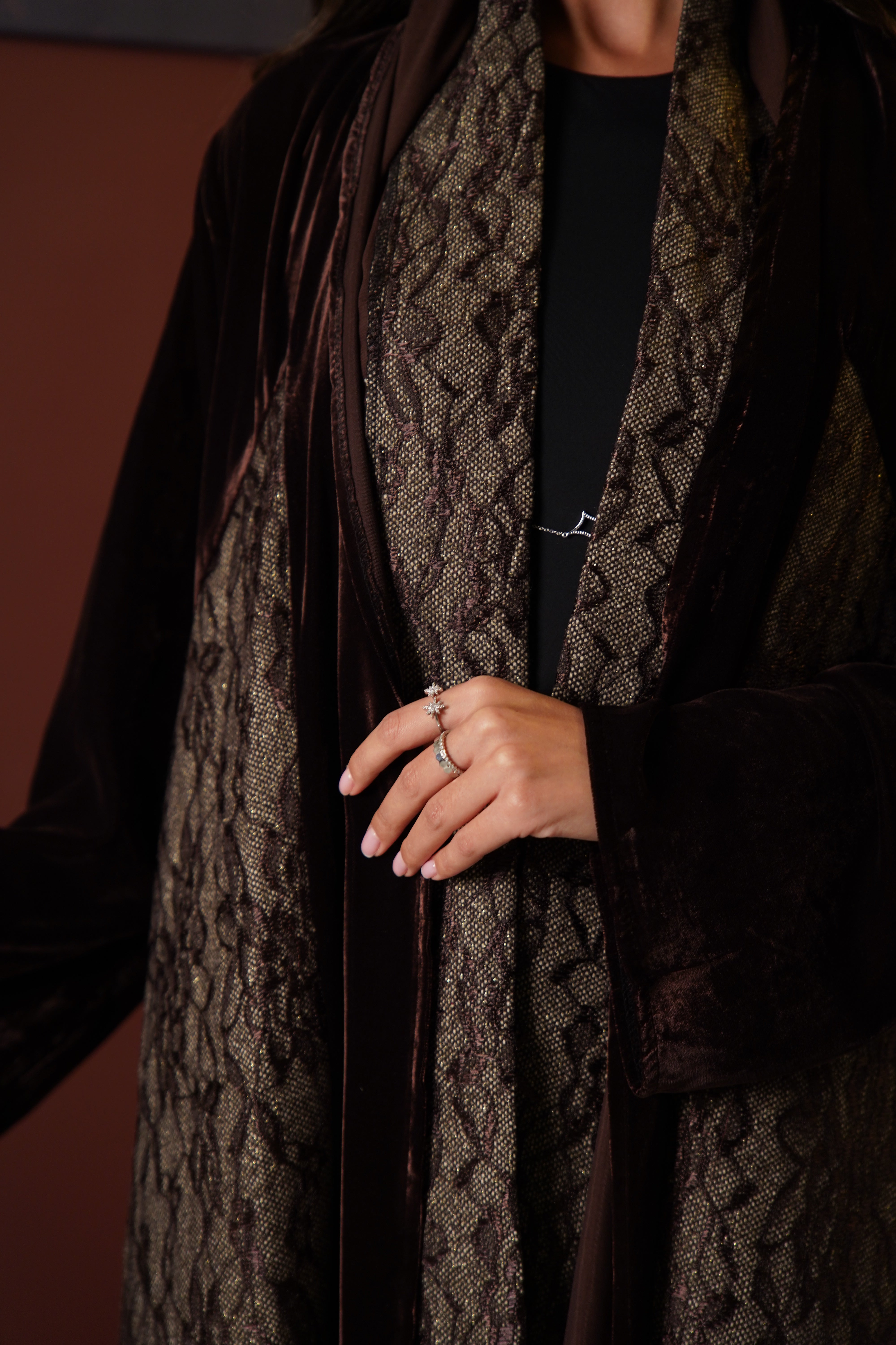 MW1857 - عباية مخمل بقصة من الصدر واضافة الدانتيل من الجنب ليعطي طابع الرقي