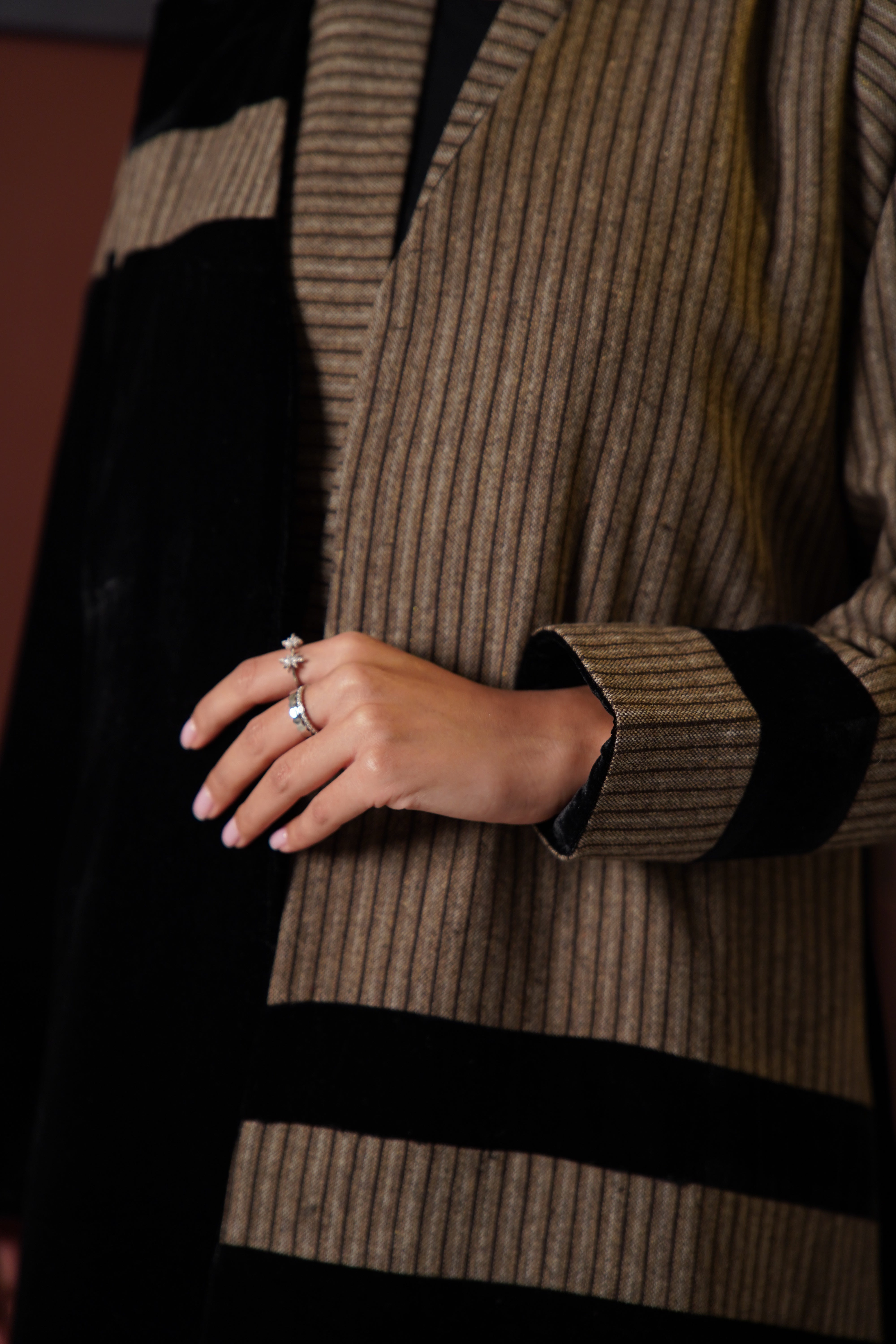 MWT827 - عباية مخمل مع تدخيلة مقلم