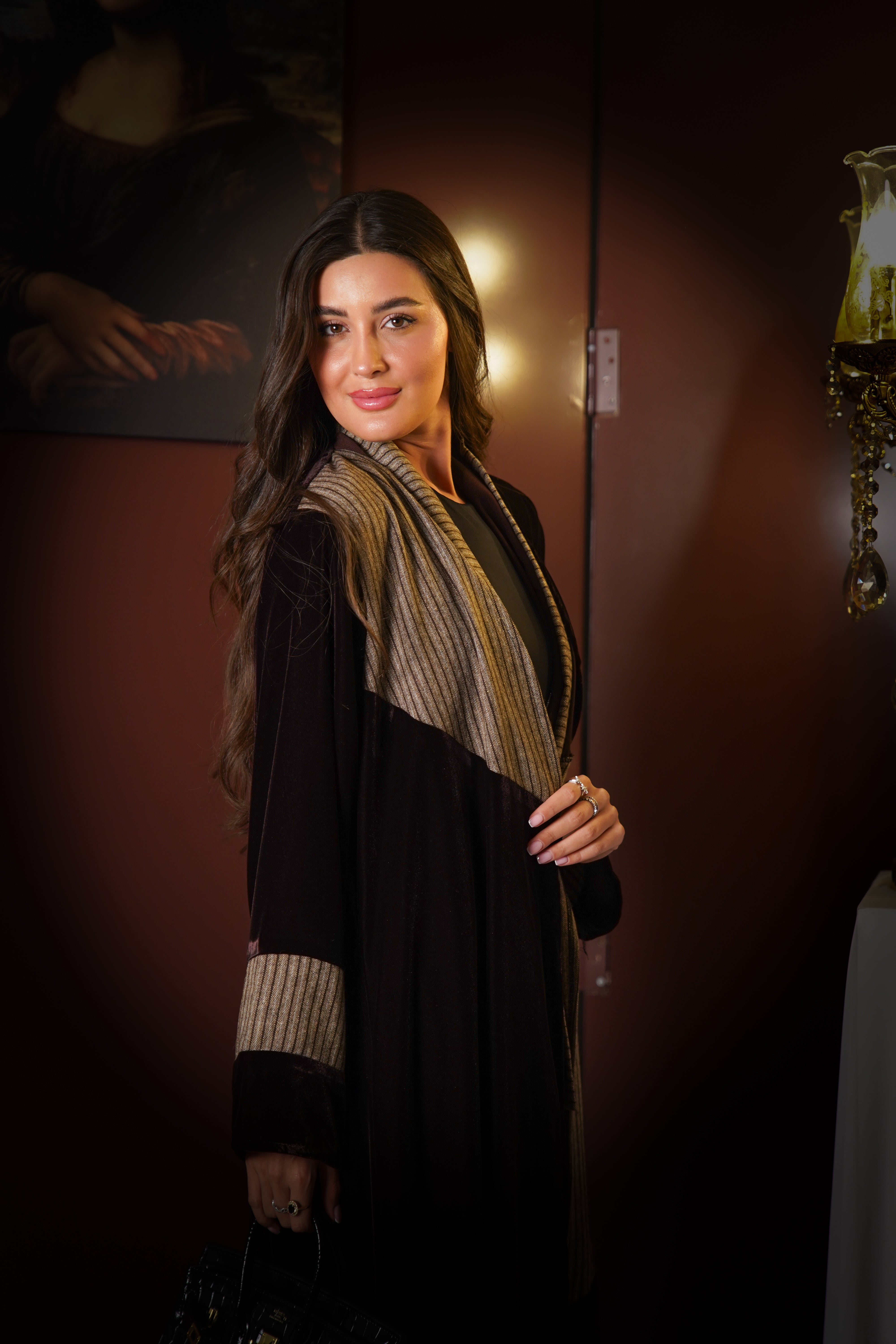 MWT827 - عباية مخمل مع تدخيلة مقلم