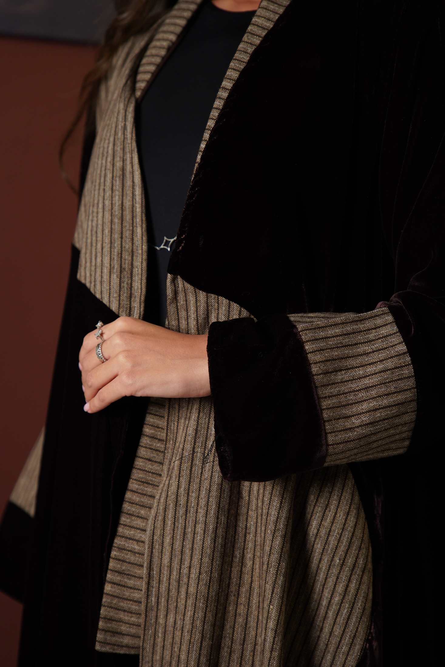 MWT827 - عباية مخمل مع تدخيلة مقلم - Aya