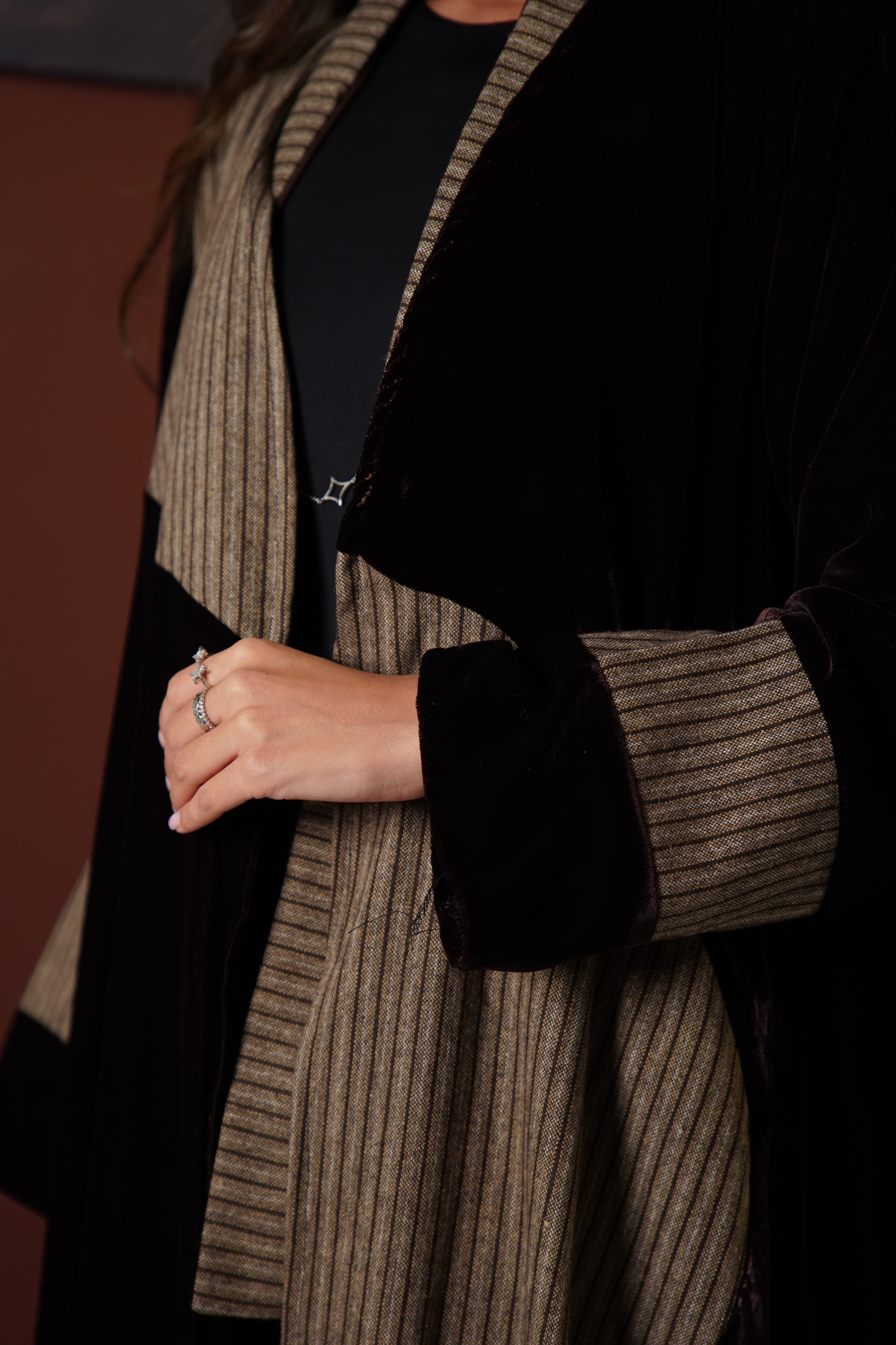 MWT827 - عباية مخمل مع تدخيلة مقلم