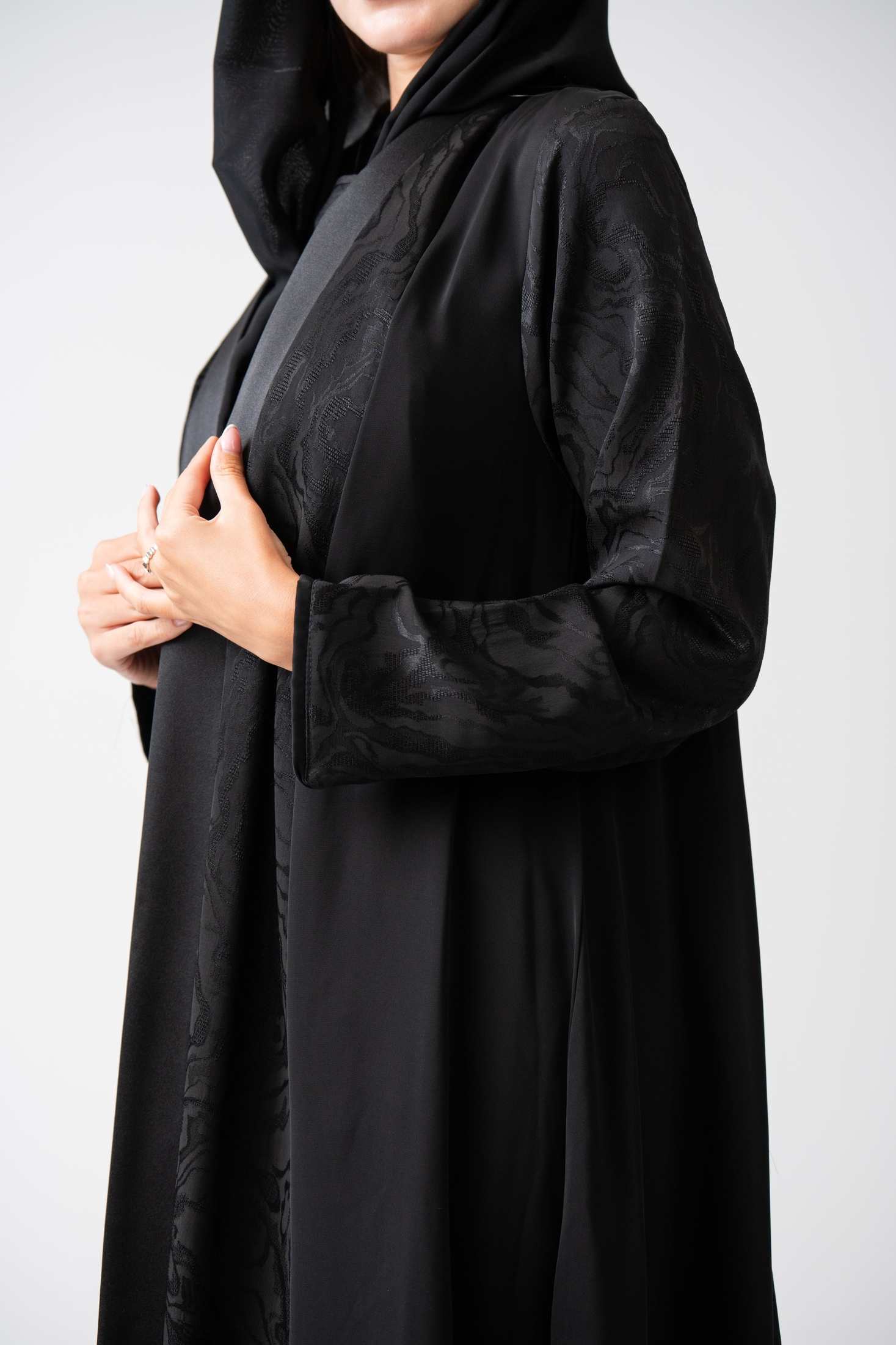 MWT4359 - عباية كريب ياباني بياقة ساتان - Aya
